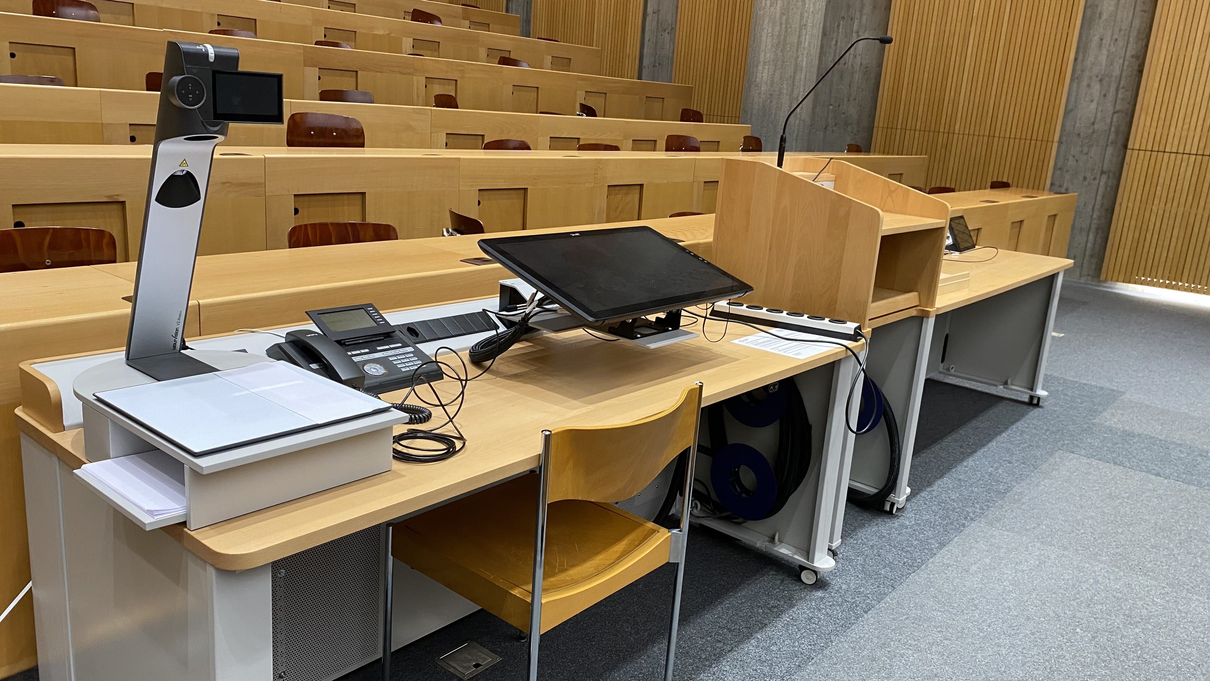 Hörsaal Y24-G-55: Ansicht auf das Dozierendenpult.