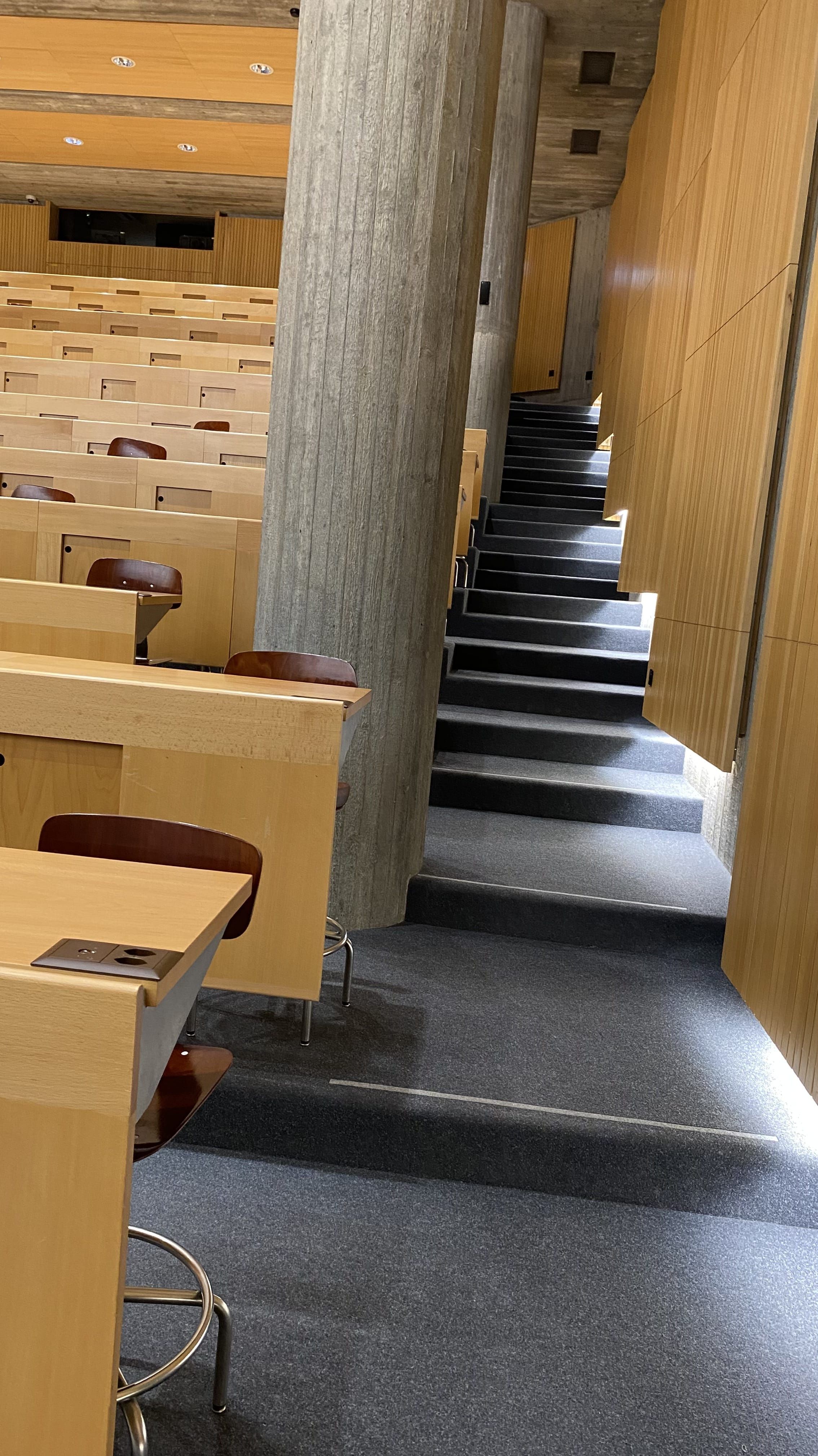 Hörsaal Y24-G-55: Ansicht auf die Stufen, die links und rechts im Raum zu den hinteren Reihen führen.