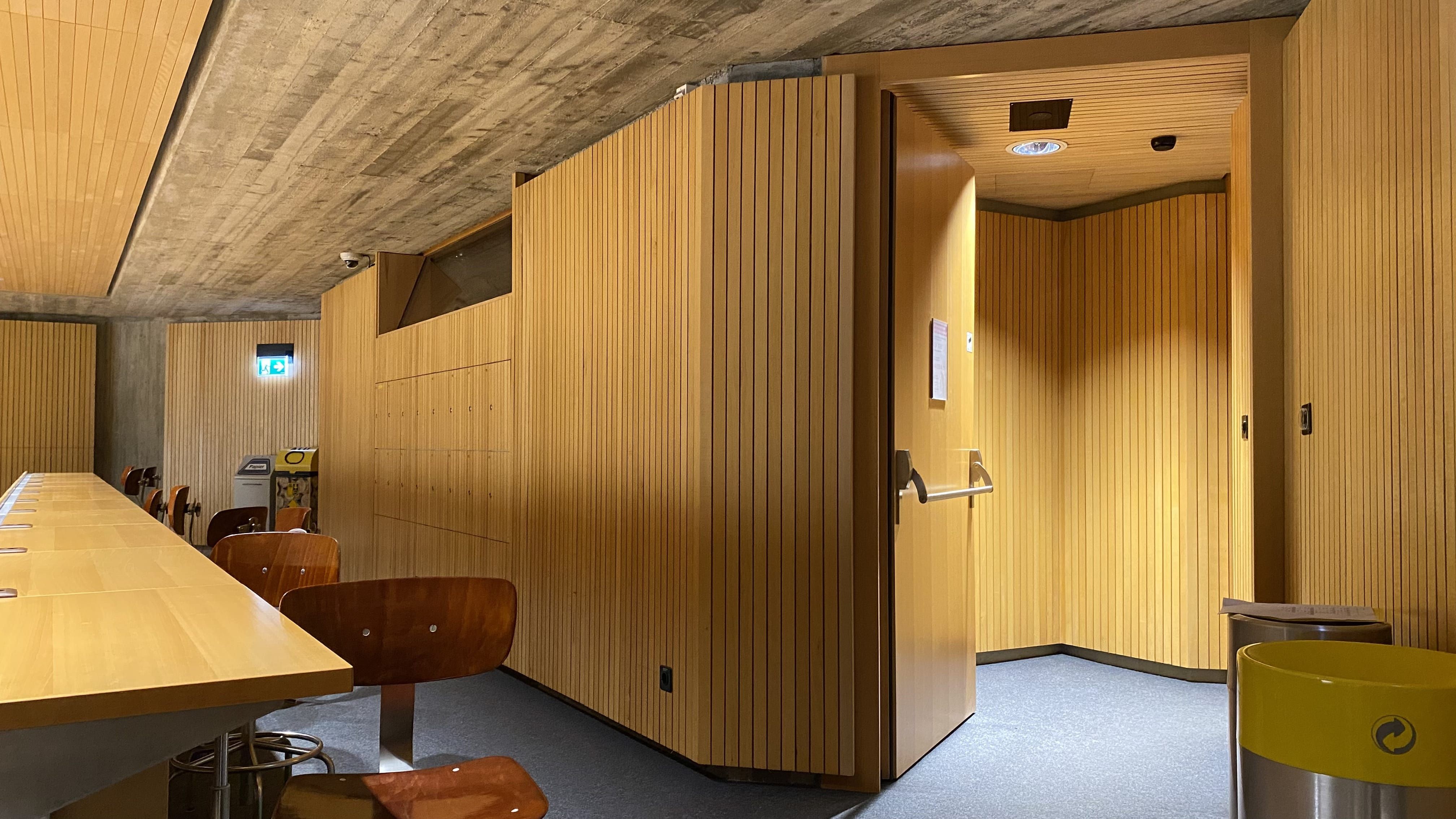 Hörsaal Y24-G-55: Ansicht auf die linke Eingangstür.