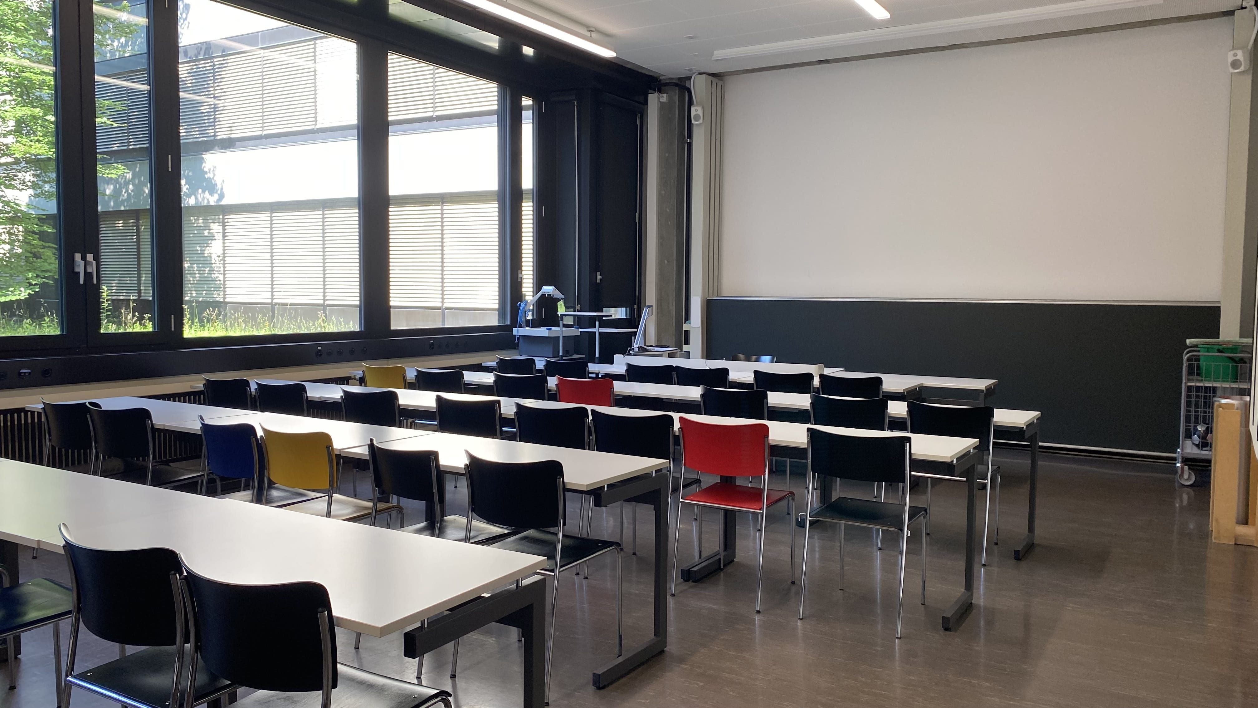 Seminarraum Y23-G-4: Ansicht auf den Raum von der linken Eingangstür aus.