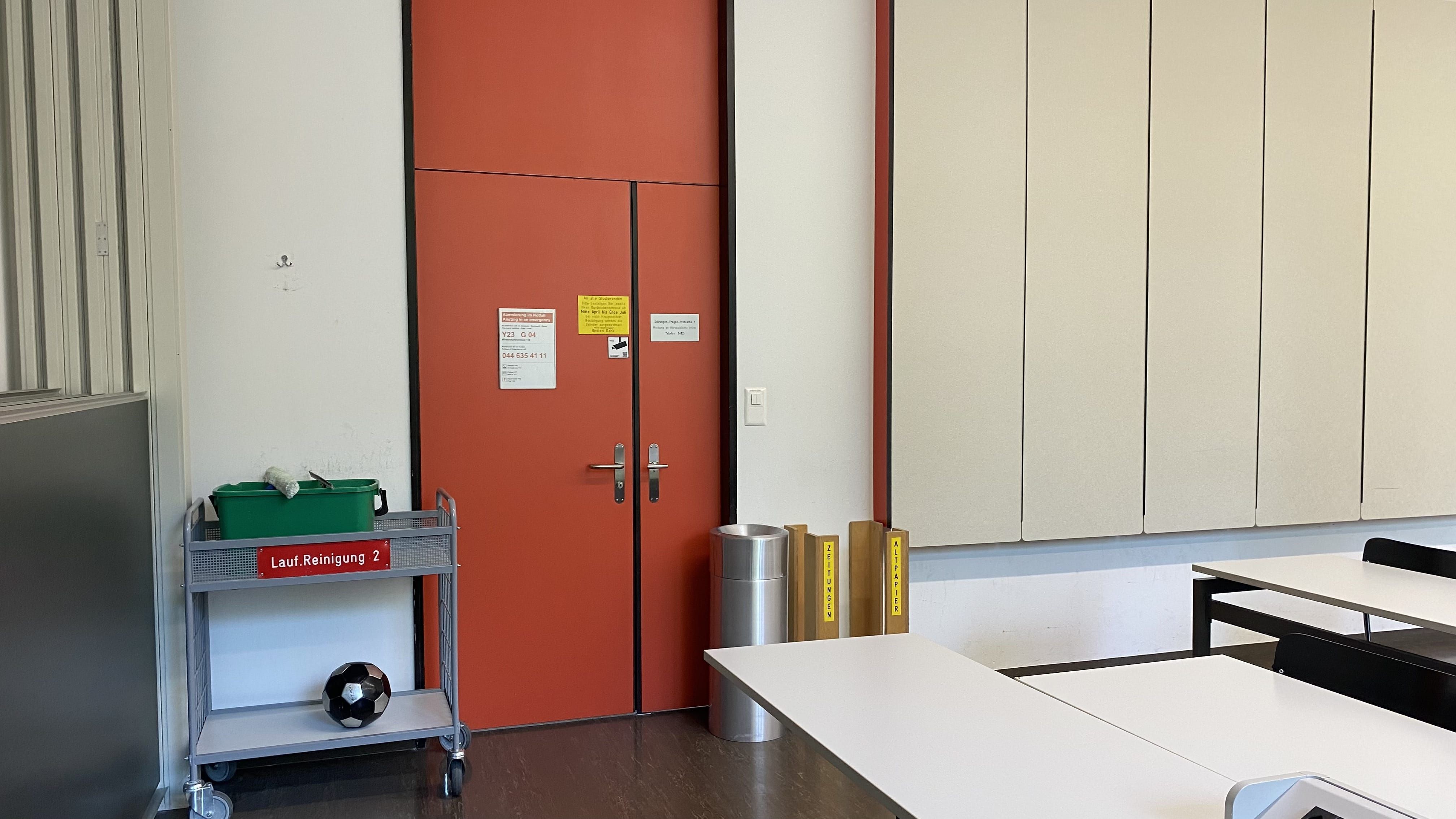 Seminarraum Y23-G-4: Ansicht auf die rechte Eingangstür in rot.