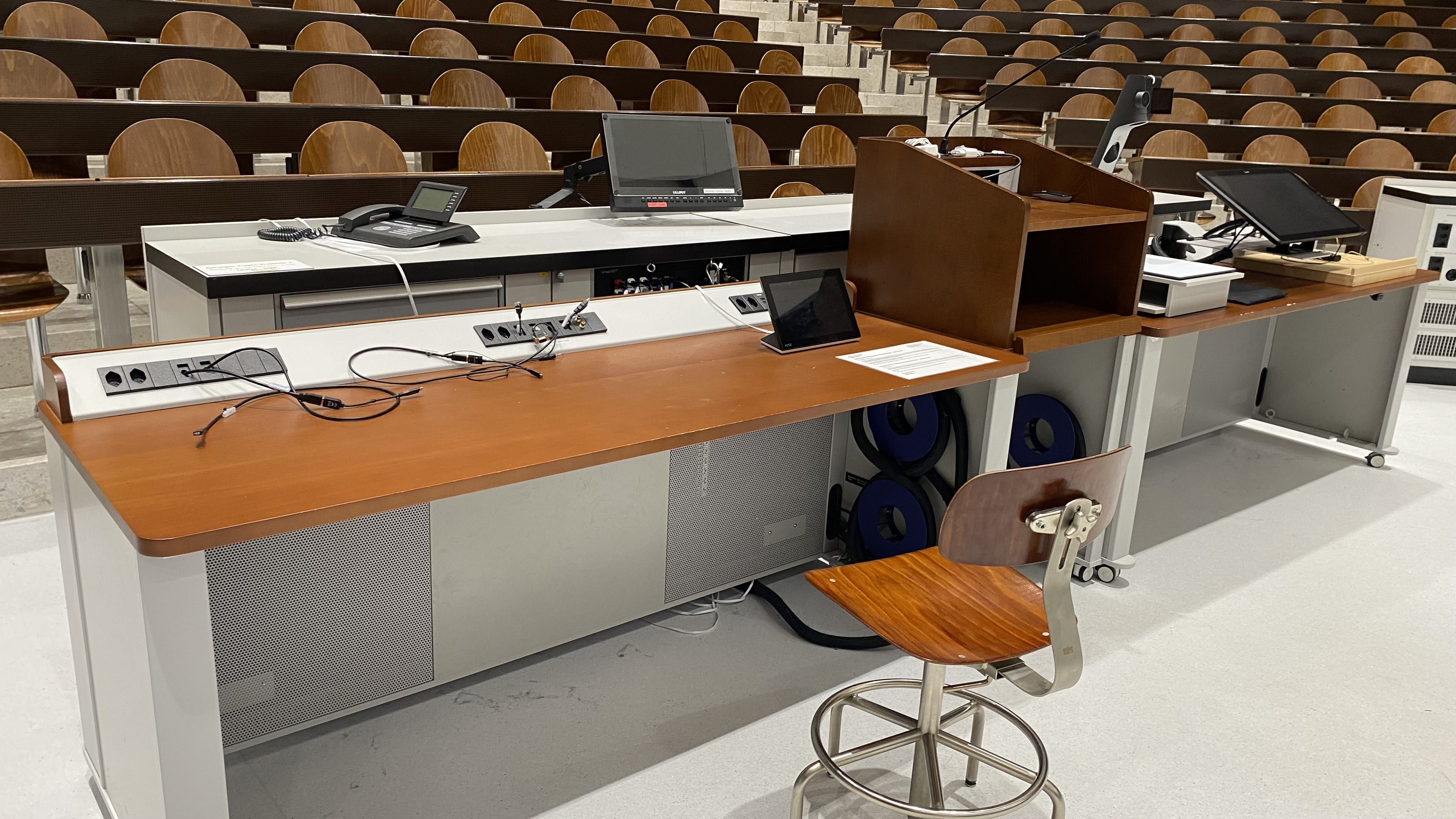 Hörsaal Y04-G-30: Ansicht auf das Dozierendenpult.