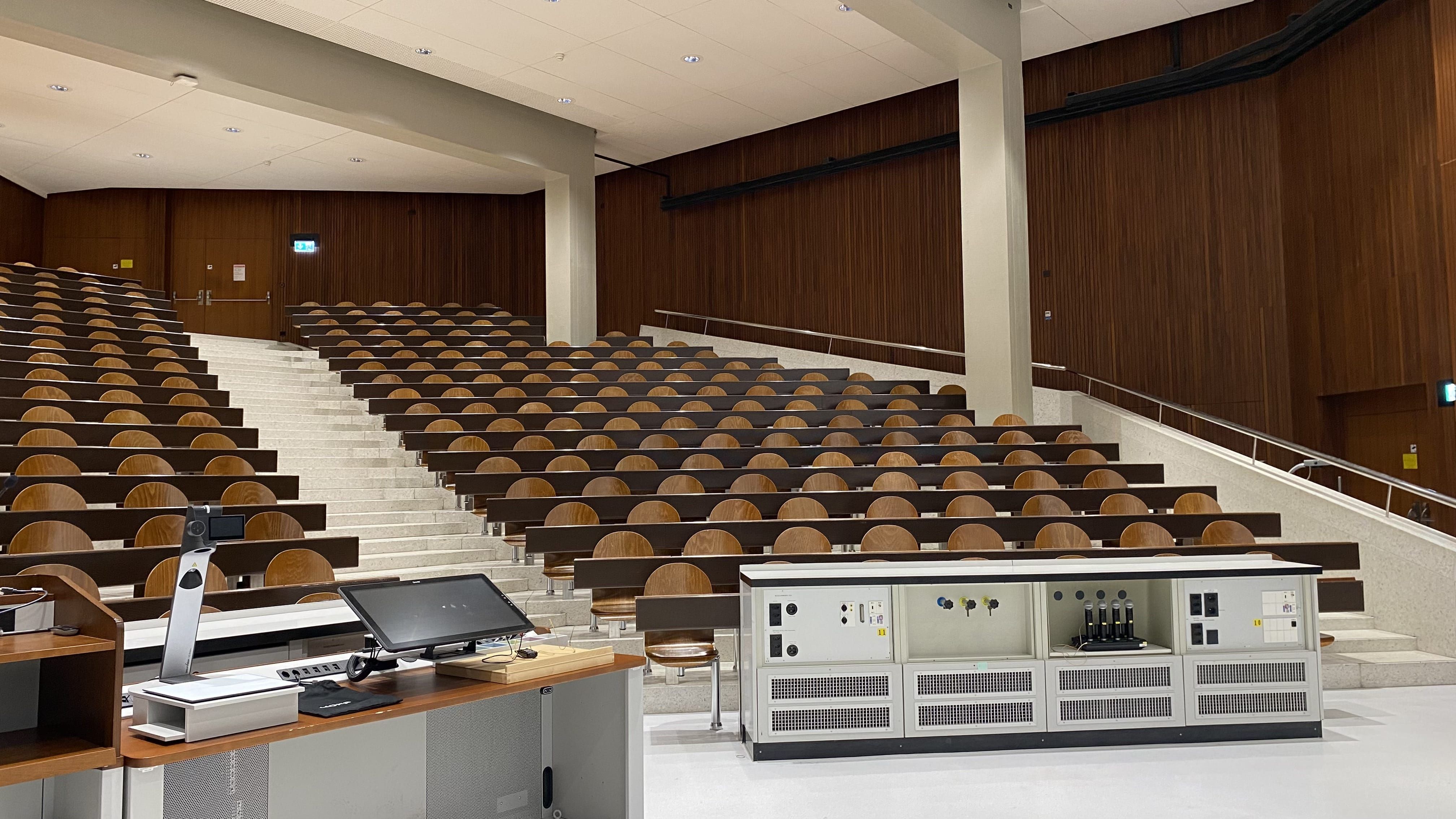 Hörsaal Y04-G-30: Ansicht auf die rechten Sitzreihen. Rechts davon befindet sich die rechte untere Eingangstür.