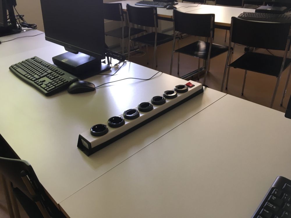 Seminarraum Y63-E-10: Stromanschluss auf den Tischen.