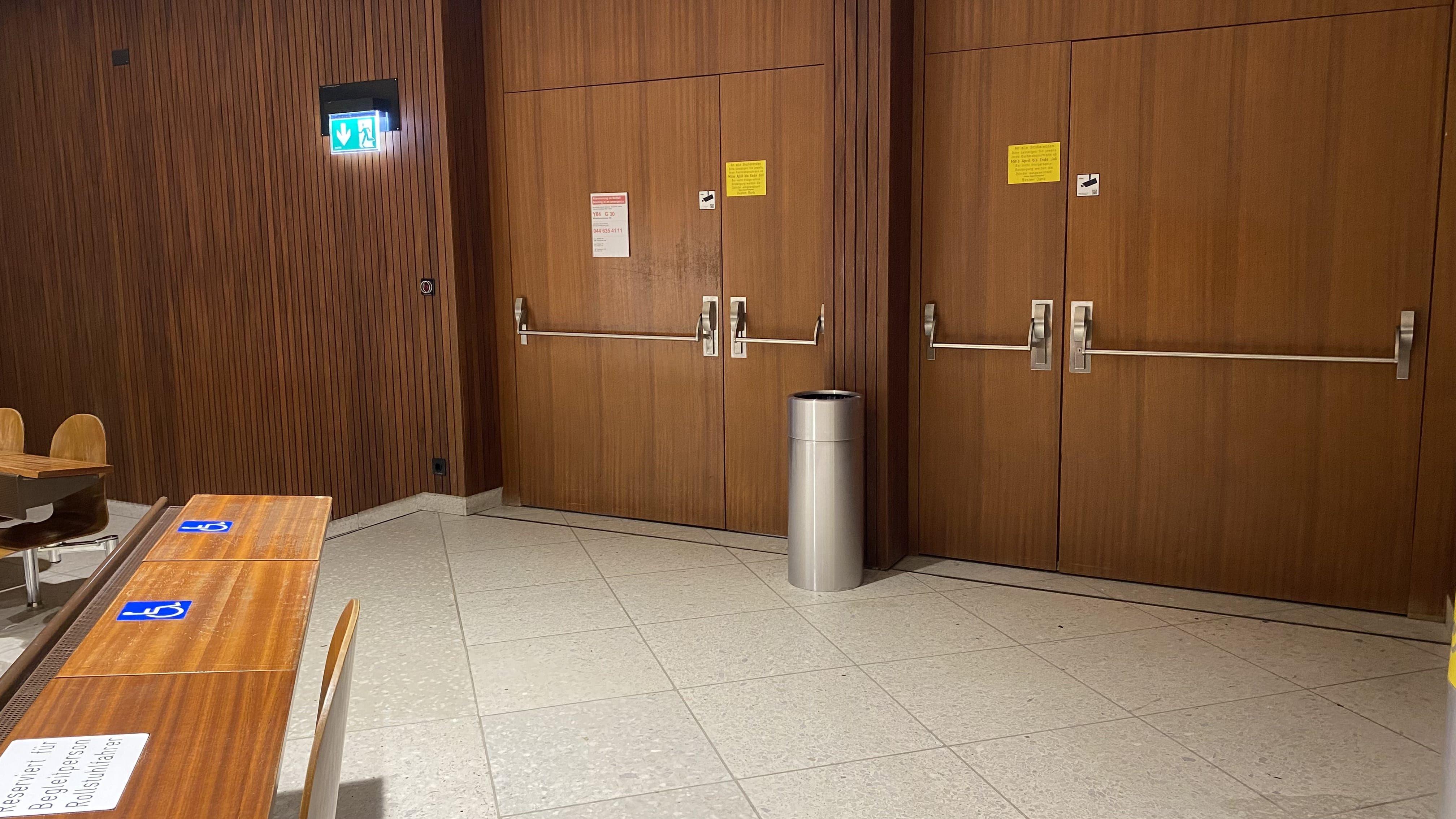 Hörsaal Y04-G-30: Ansicht auf die oberen Eingangstüren. Es gibt links und rechts vom Raum Eingangstüren.