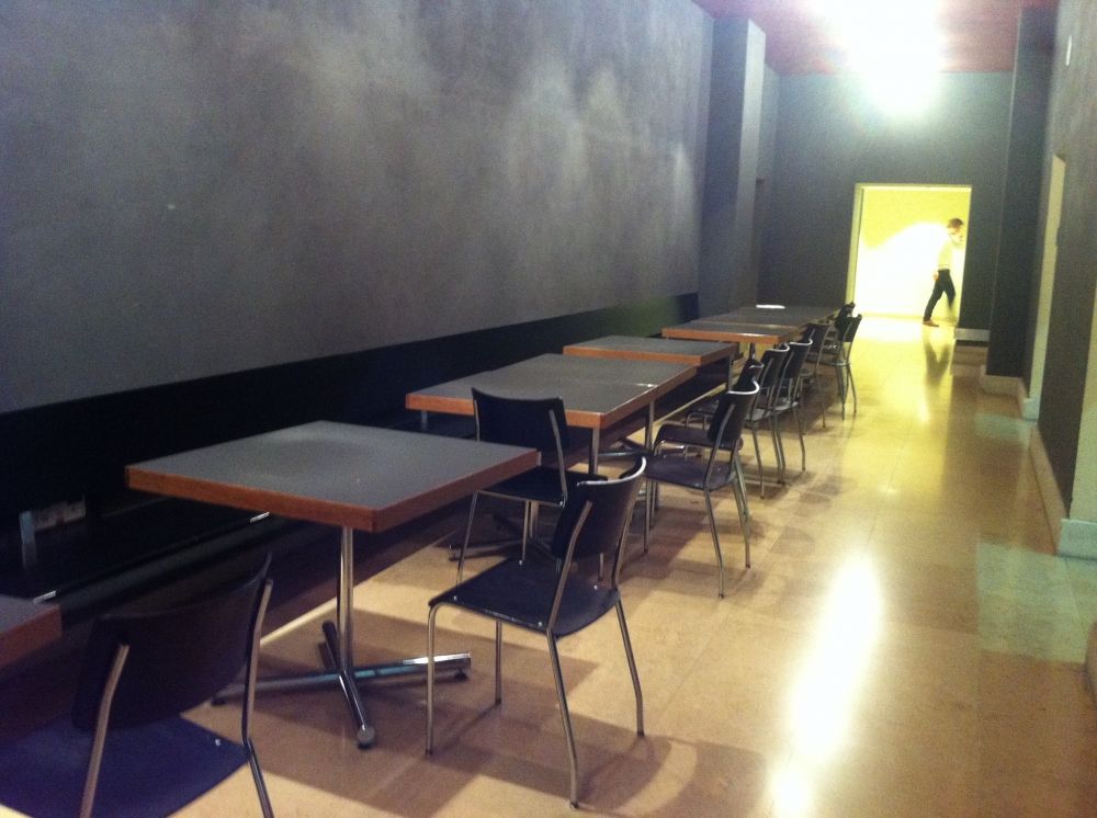 KOL-D, Halle: Diese Arbeitsplätze mit rechteckigen Arbeitstischen befinden sich in den Korridoren rechts und links vom Eingang der Cafeteria (siehe Foto unten).