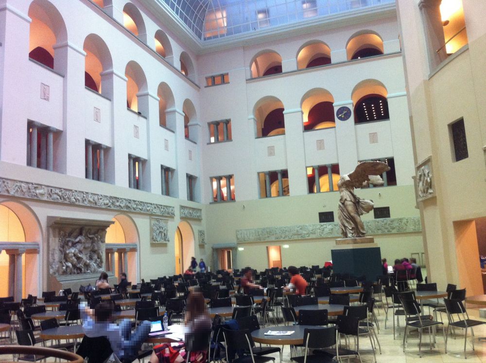 KOL-D, Halle: Blick auf Lichthof (vom Hauptlift her kommend).