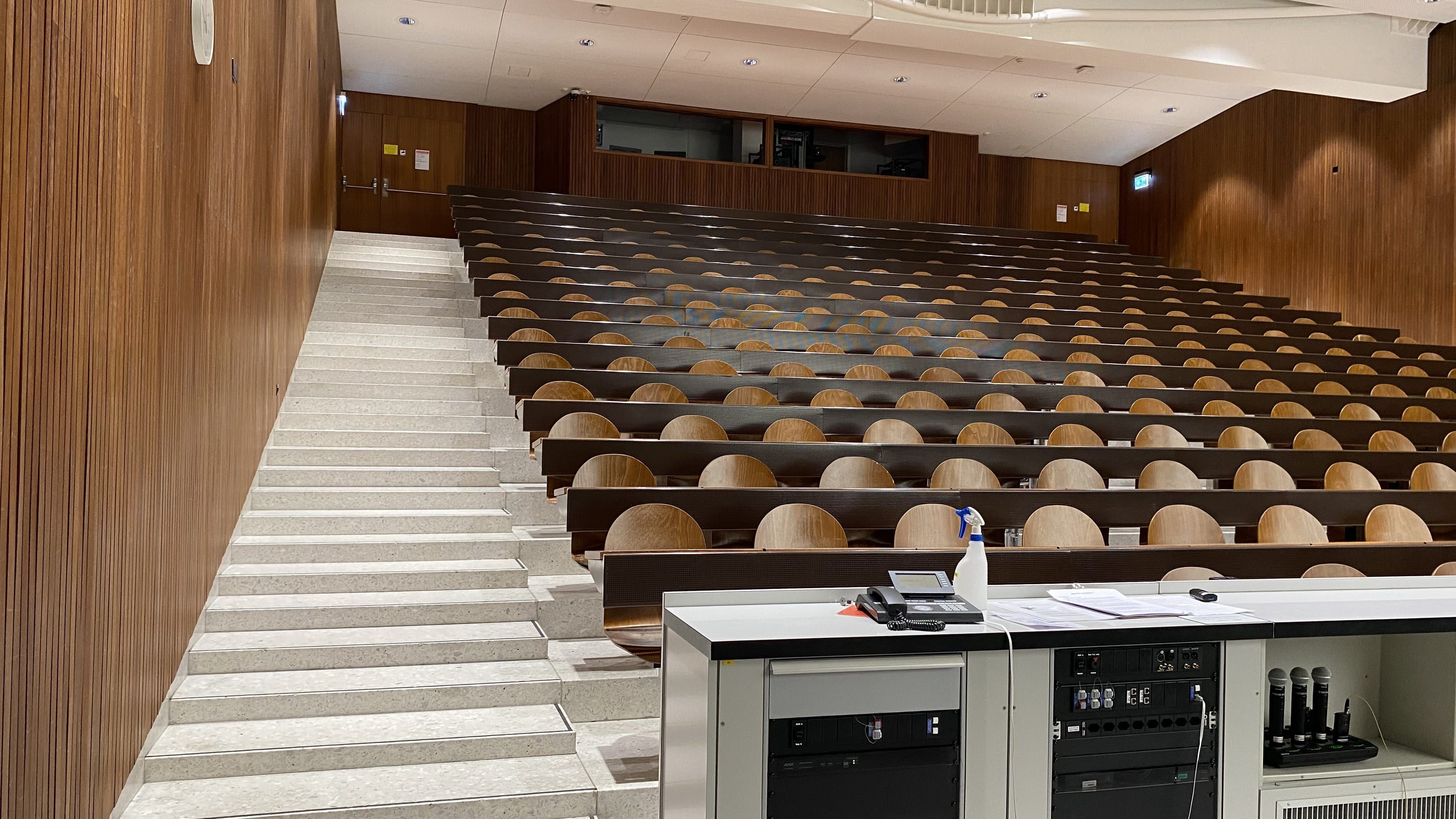 Hörsaal Y15-G-60: Sicht auf den Raum vom Dozierendenpult aus.