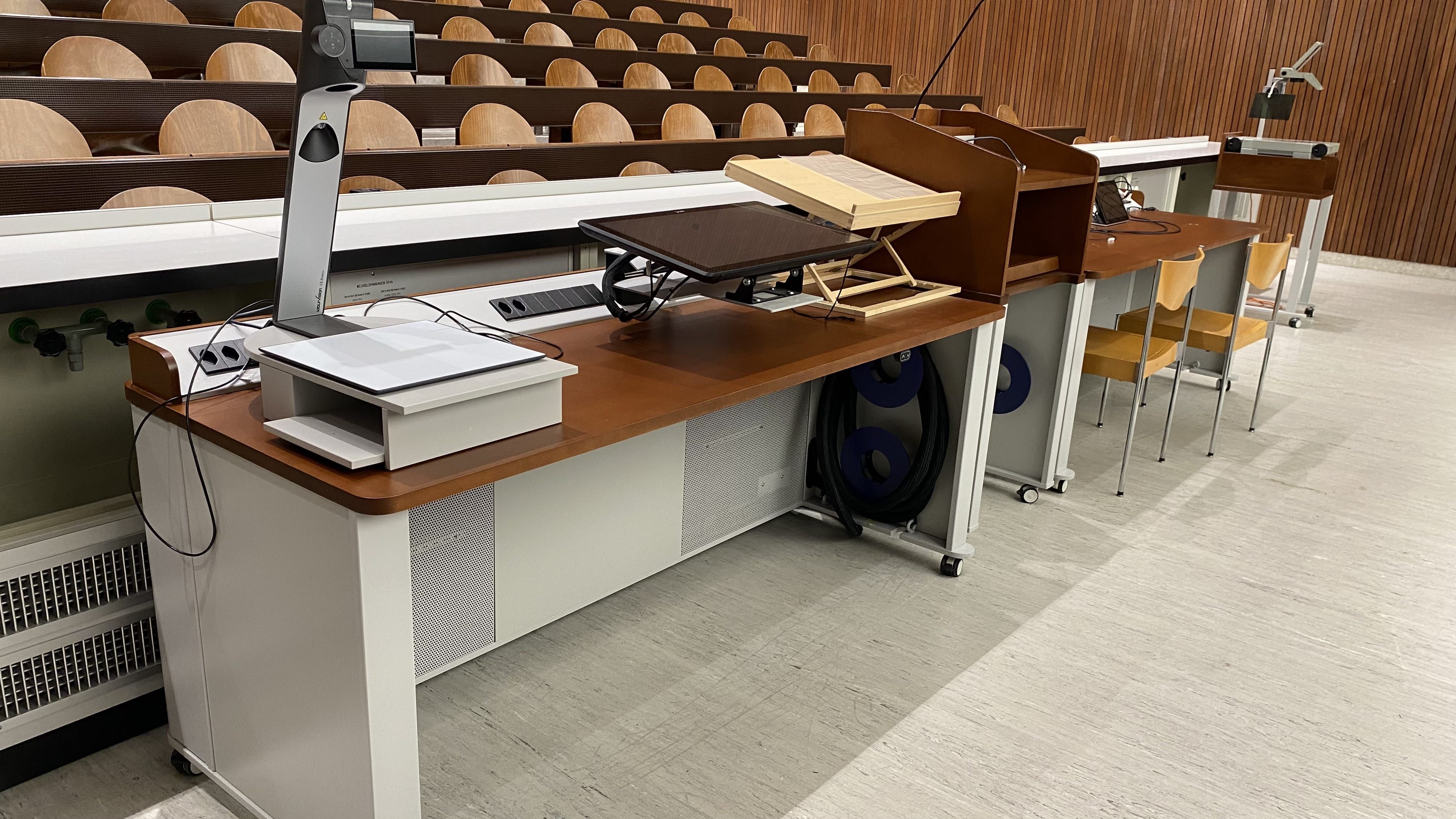 Hörsaal Y15-G-60: Ansicht auf das Dozierendenpult.