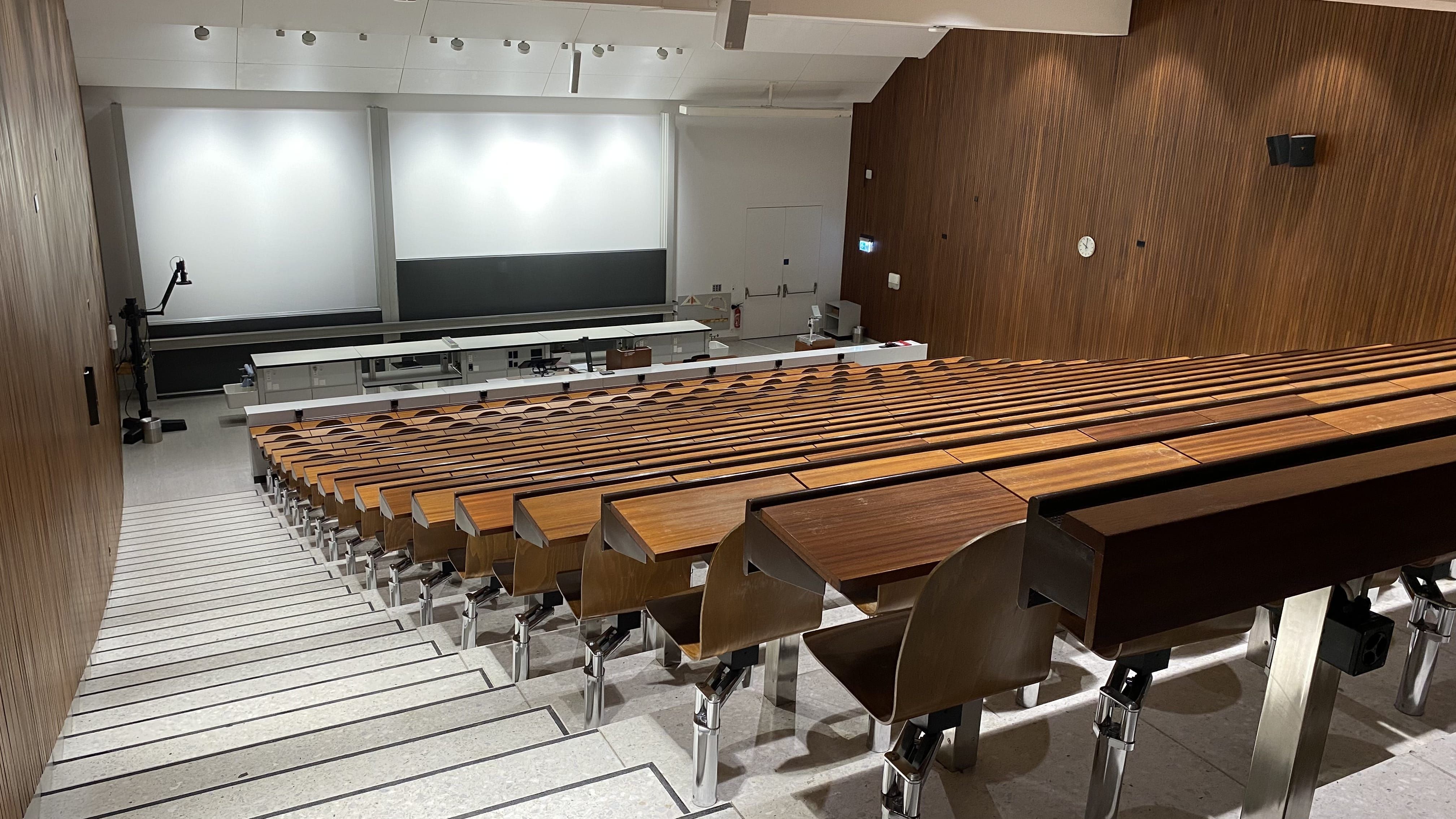 Hörsaal Y15-G-40: Ansicht auf den Raum von der linken Eingangstür aus. Rechts unten befindet sich der Notausgang.