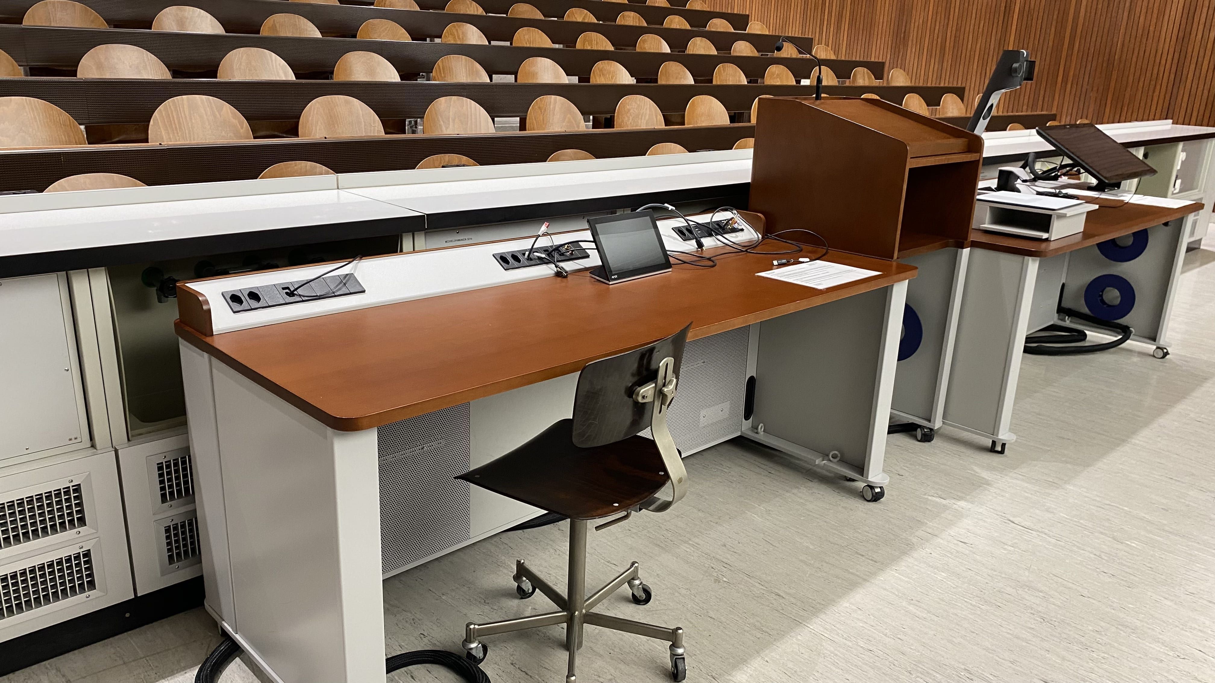 Hörsaal Y15-G-40: Ansicht auf das Dozierendenpult.