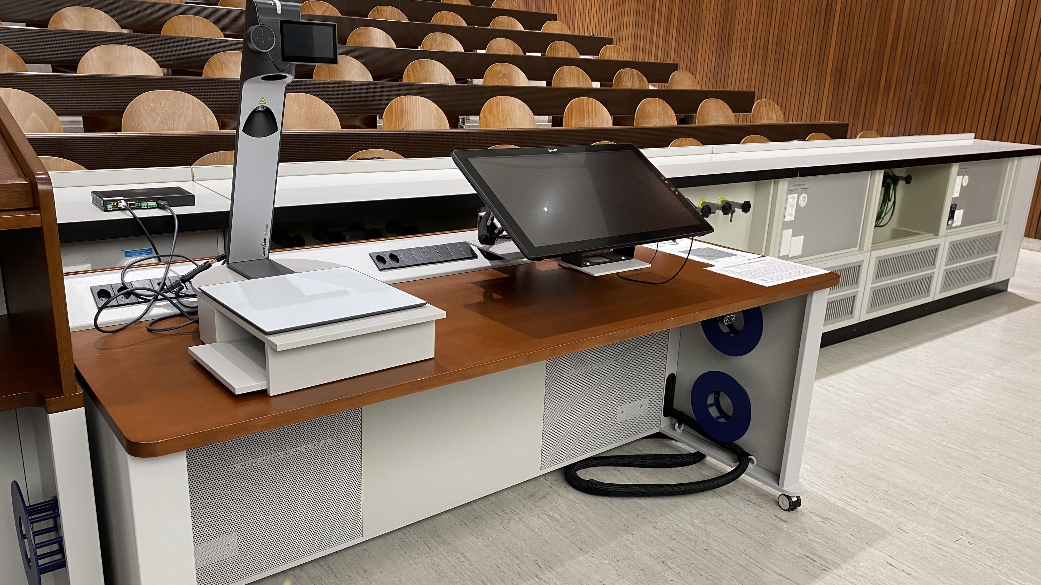 Hörsaal Y15-G-40: Ansicht auf das Dozierendenpult.