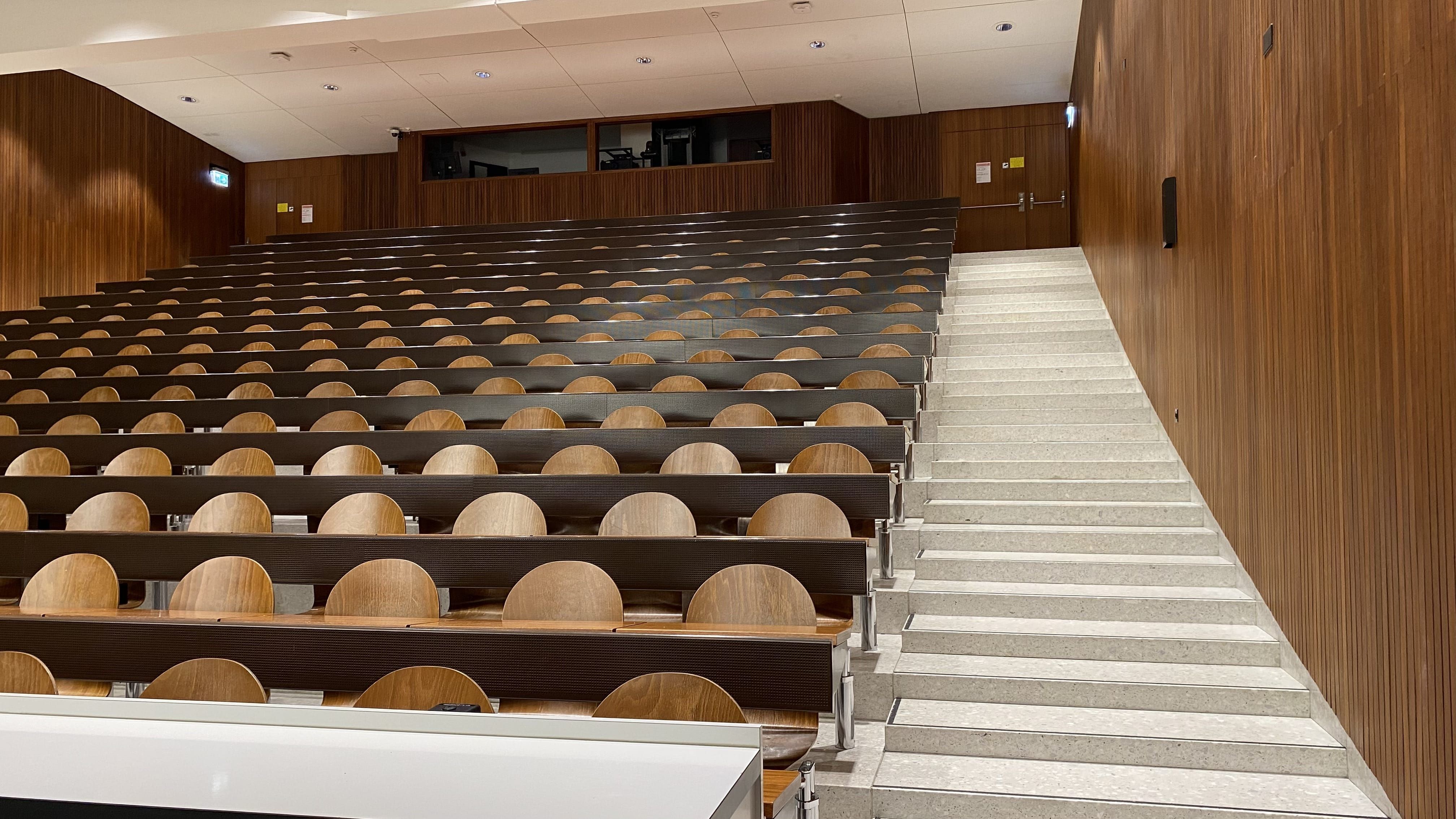 Hörsaal Y15-G-40: Ansicht auf den Raum vom Dozierendenpult aus.
