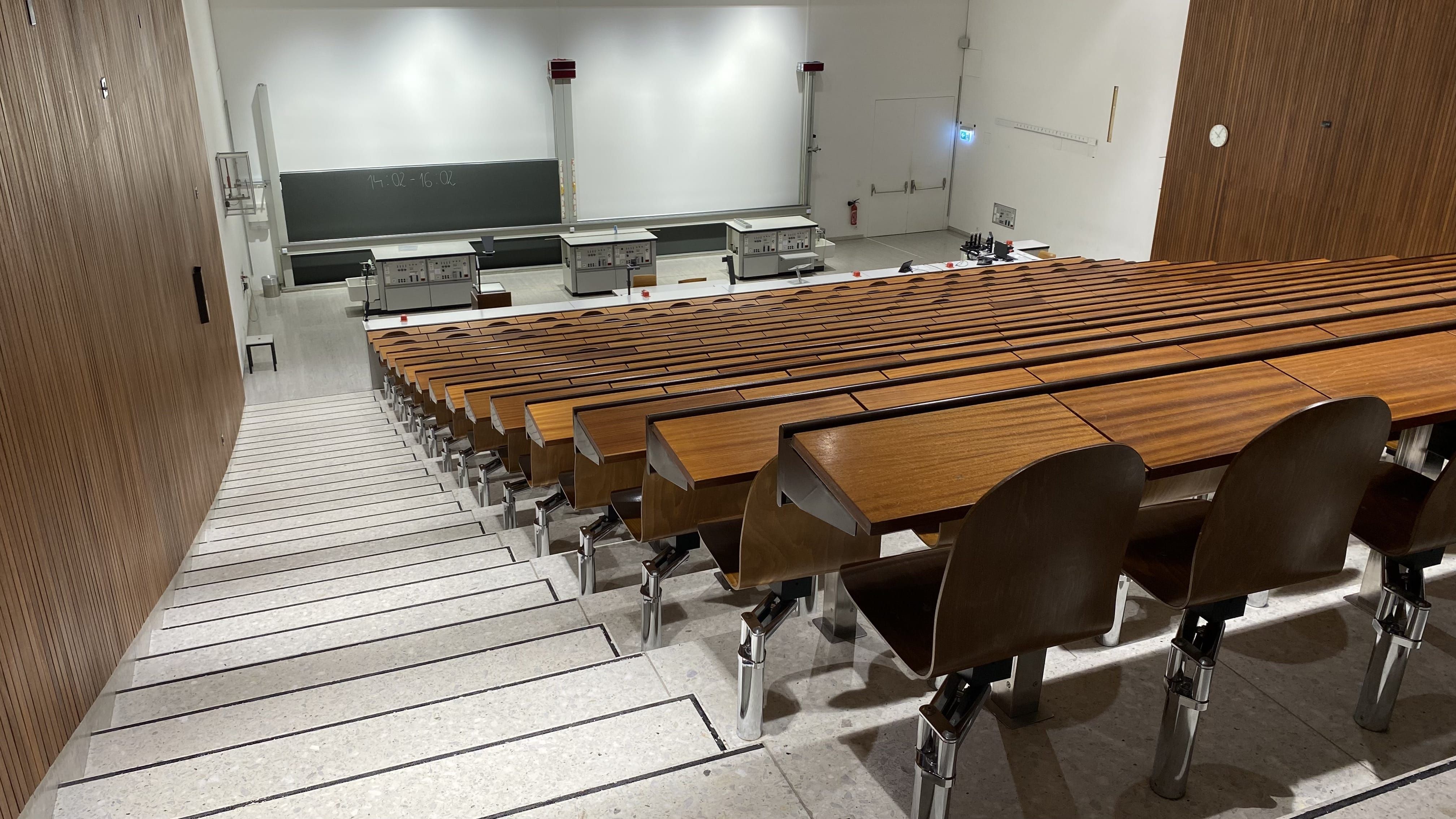 Hörsaal Y15-G-20: Ansicht auf den Raum von der linken Eingangstür aus. Rechts unten im Raum befindet sich der Notausgang.