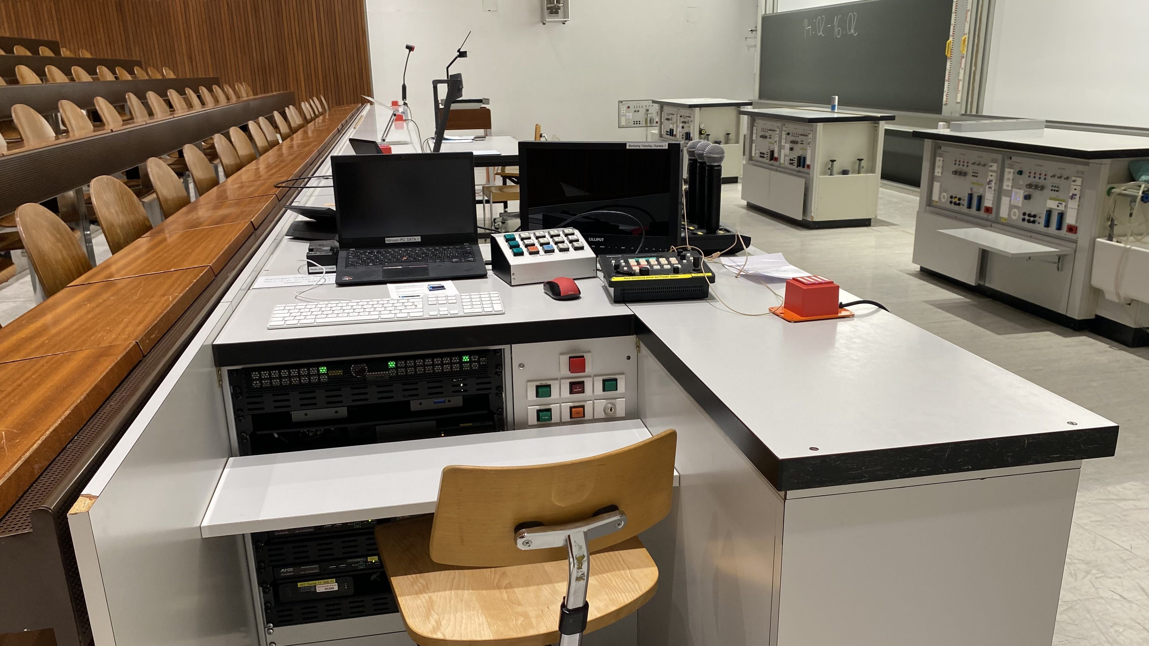 Hörsaal Y15-G-20: Ansicht auf das Dozierendenpult.