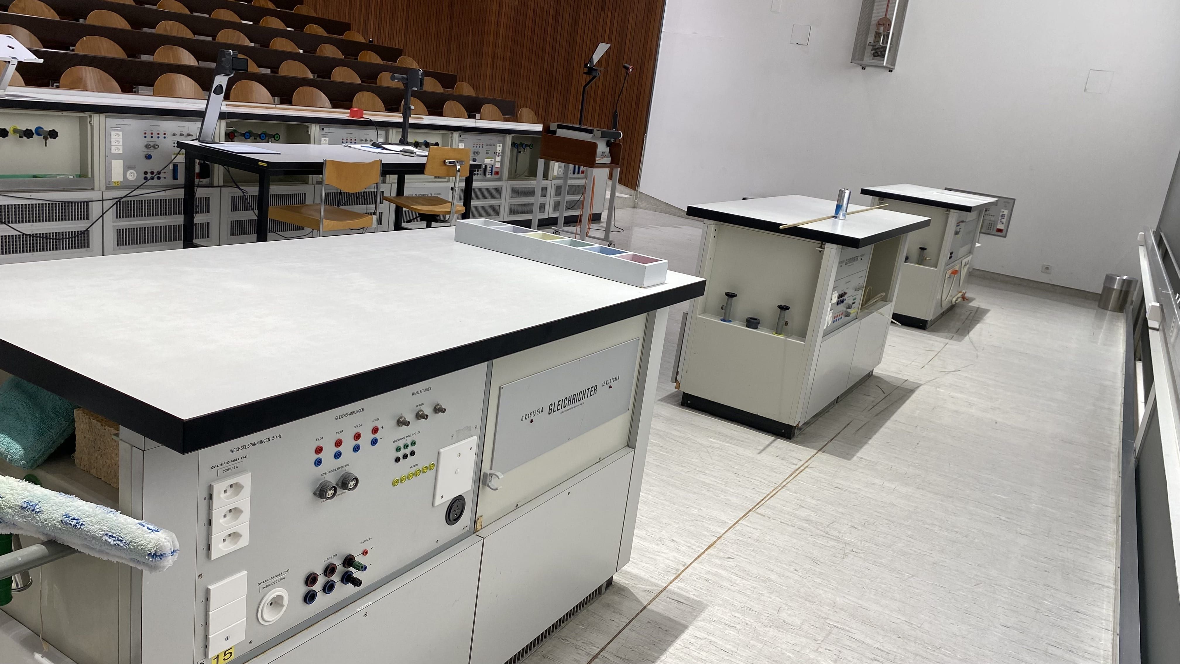 Hörsaal Y15-G-20: Ansicht auf die Arbeitstische vorne im Raum.