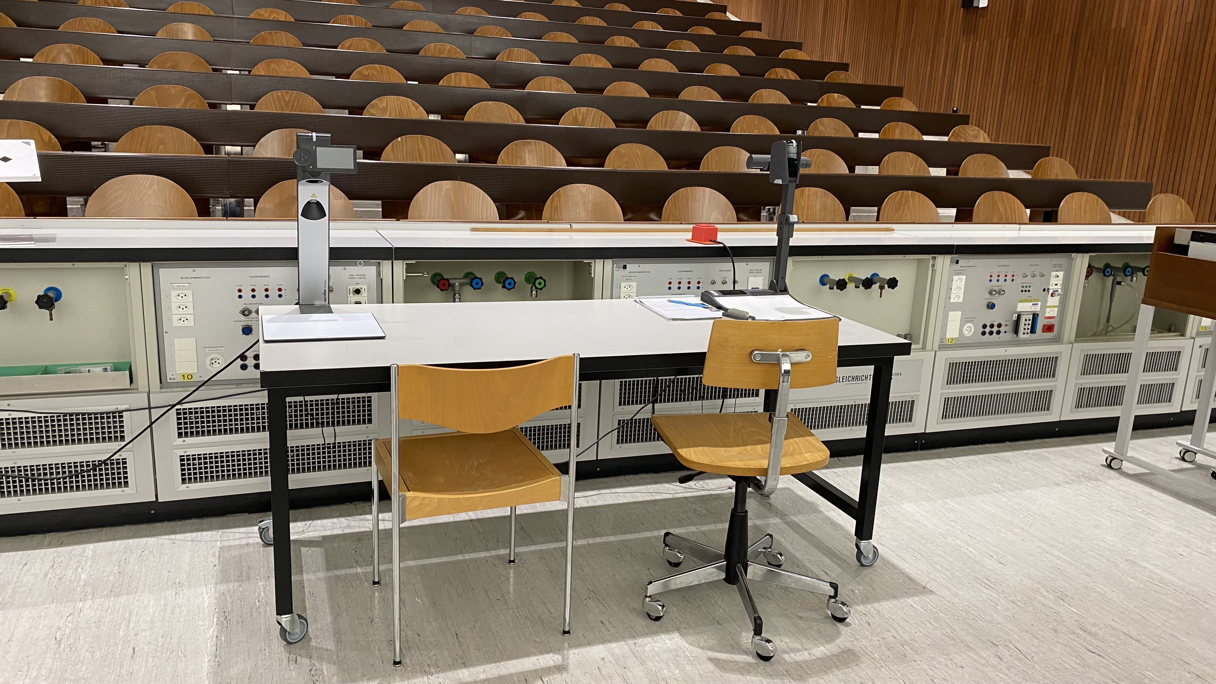 Hörsaal Y15-G-20: Ansicht auf den Dozierendentisch.