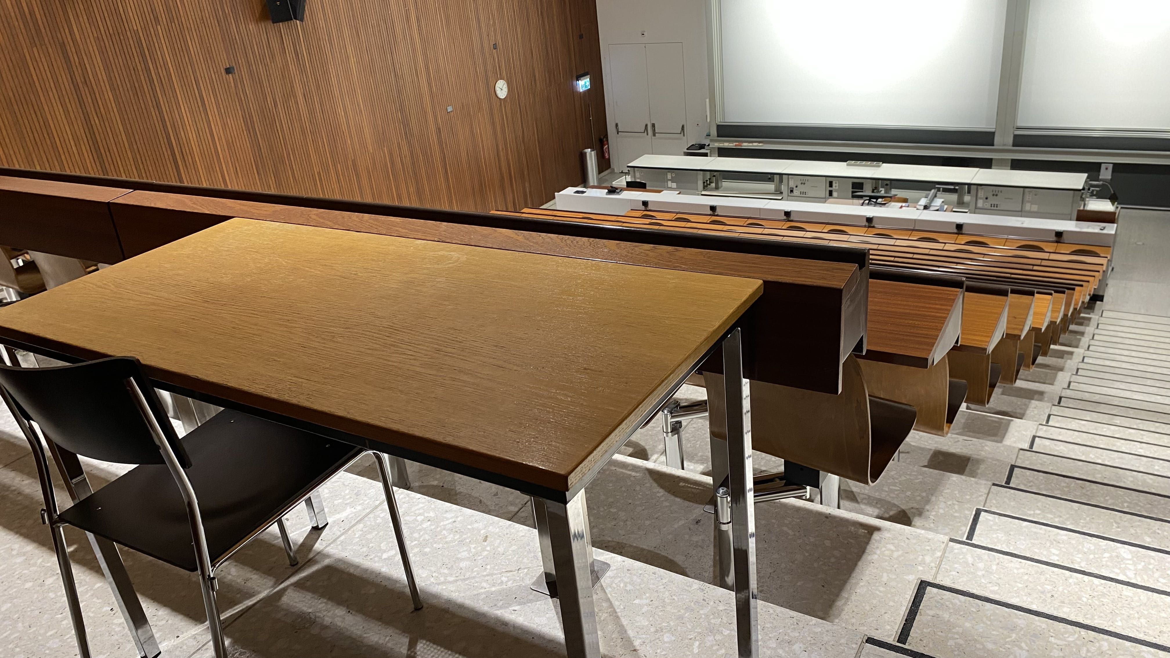 Hörsaal Y15-G-19: Ansicht auf den Raum von der rechten Eingangstür aus. Unmittelbar vor der Eingangstür befindet sich ein Tisch ohne fixe Bestuhlung.