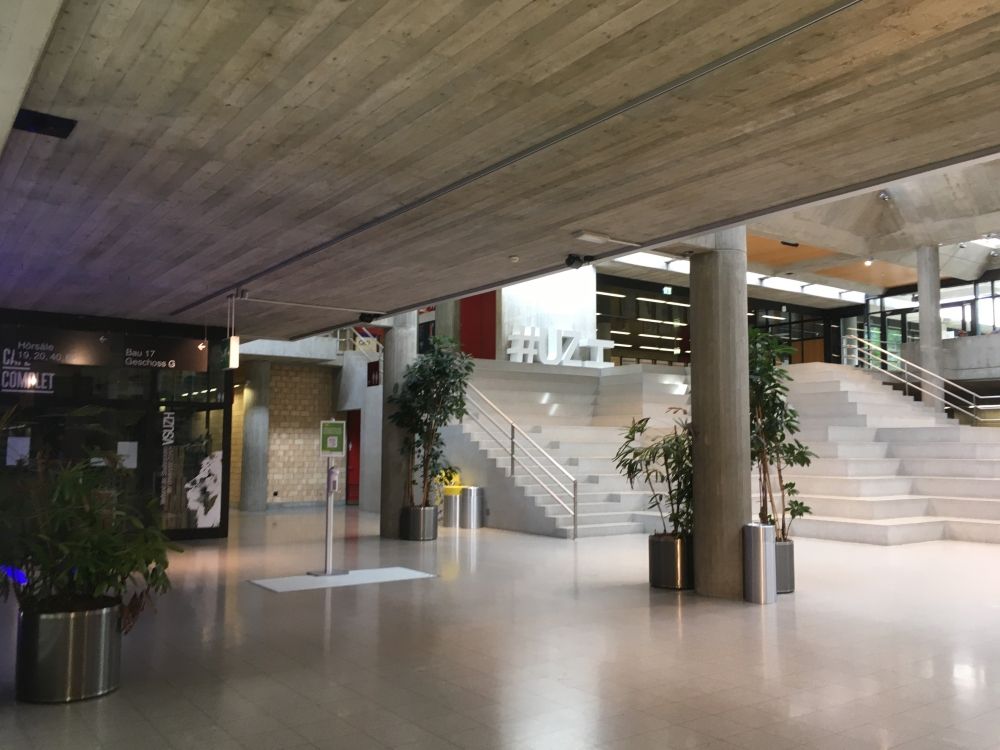 Y24-G, Kiosk: Das Café Complet (links) neben dem Lichthof.