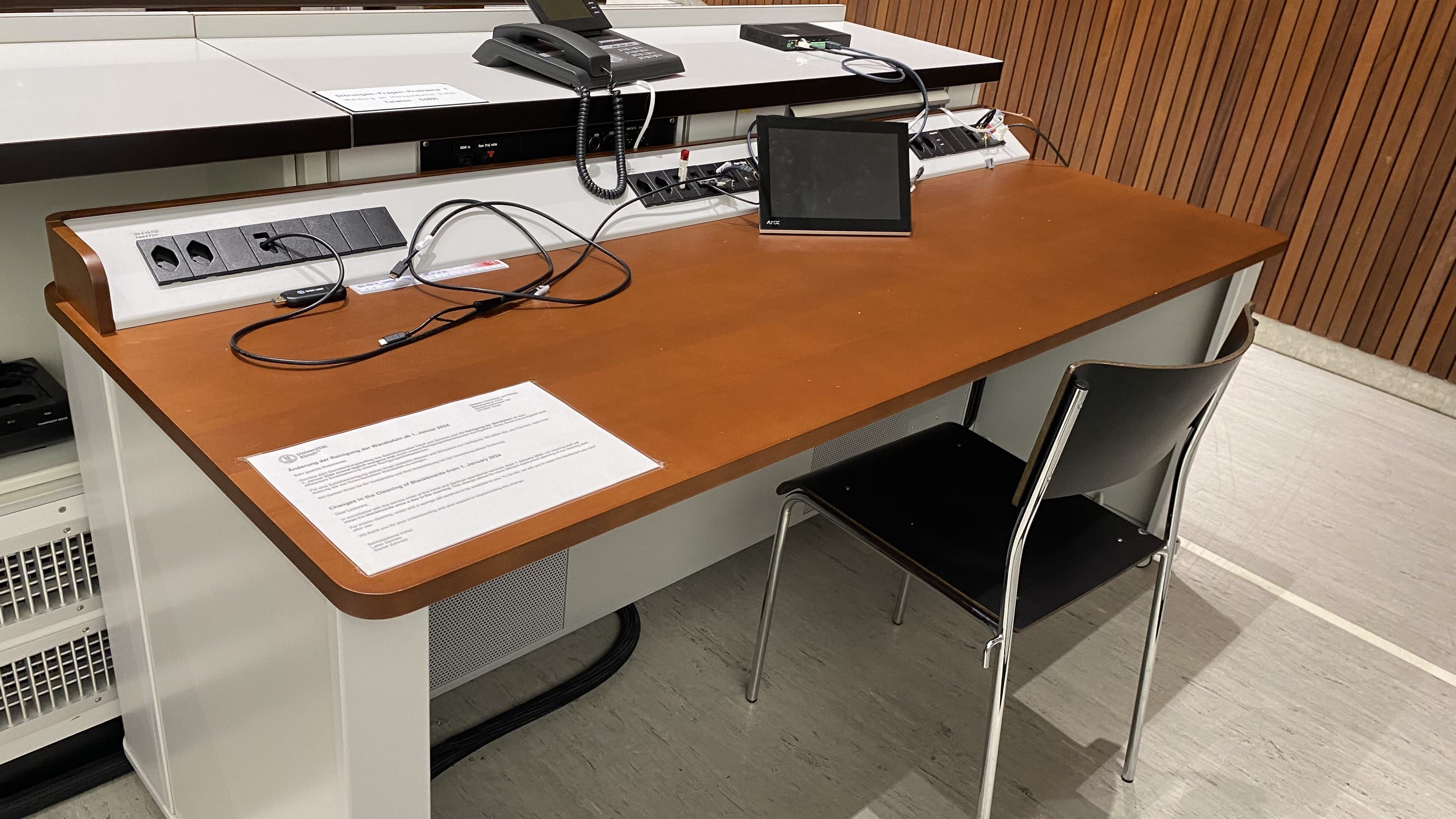 Hörsaal Y15-G-19: Ansicht auf das zweite Dozierendenpult.
