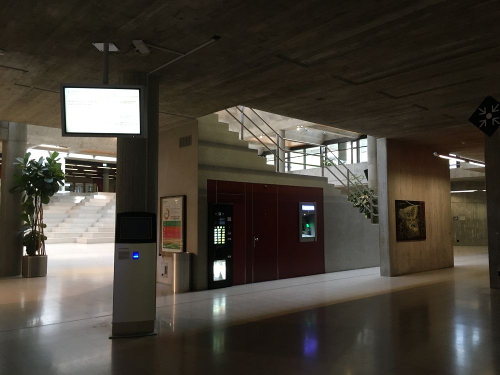 Y24-G, Bankomat: Von links: Validierungsstation, Getränkautomat, Bankomat.