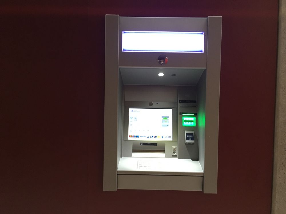 Y24-G, Bankomat: Sicht auf Bankomat.