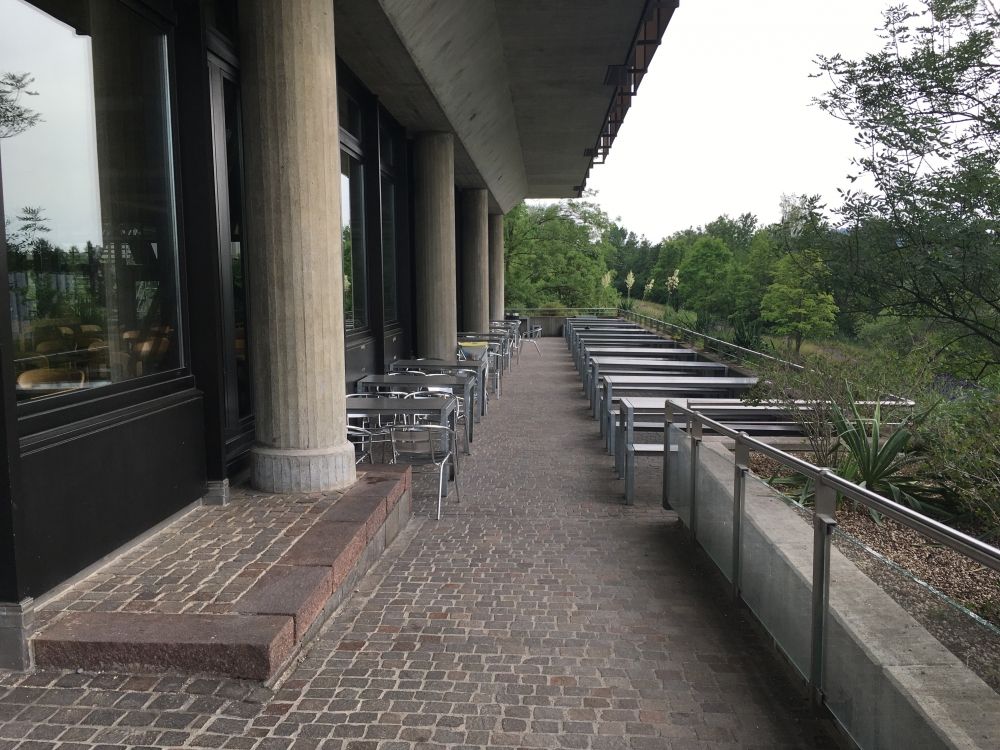 Y22-G, Balkon/Terrasse: Sicht auf die Terrasse nach dem Ausgang vom Y22 links. Die Drehtür befindet sich hinten links.