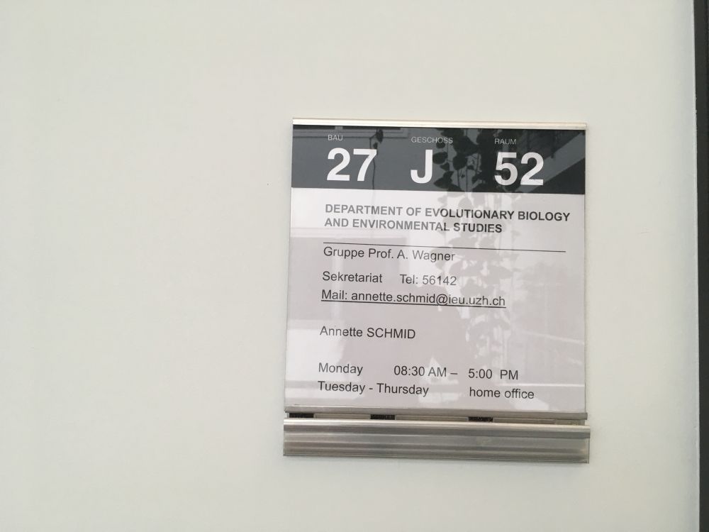 Büro Y27-J-52: Foto von Tafel bei Eingang.
