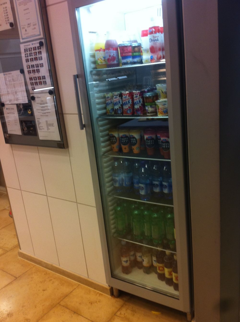 KOL-D, Cafeteria: Der Getränkeschrank befindet sich gleich vor der Essensausgabe.