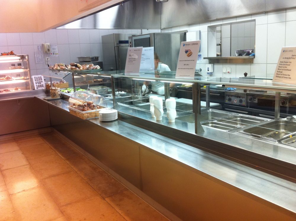 KOL-D, Cafeteria: Essensausgabe (keine Selbstbedienung).