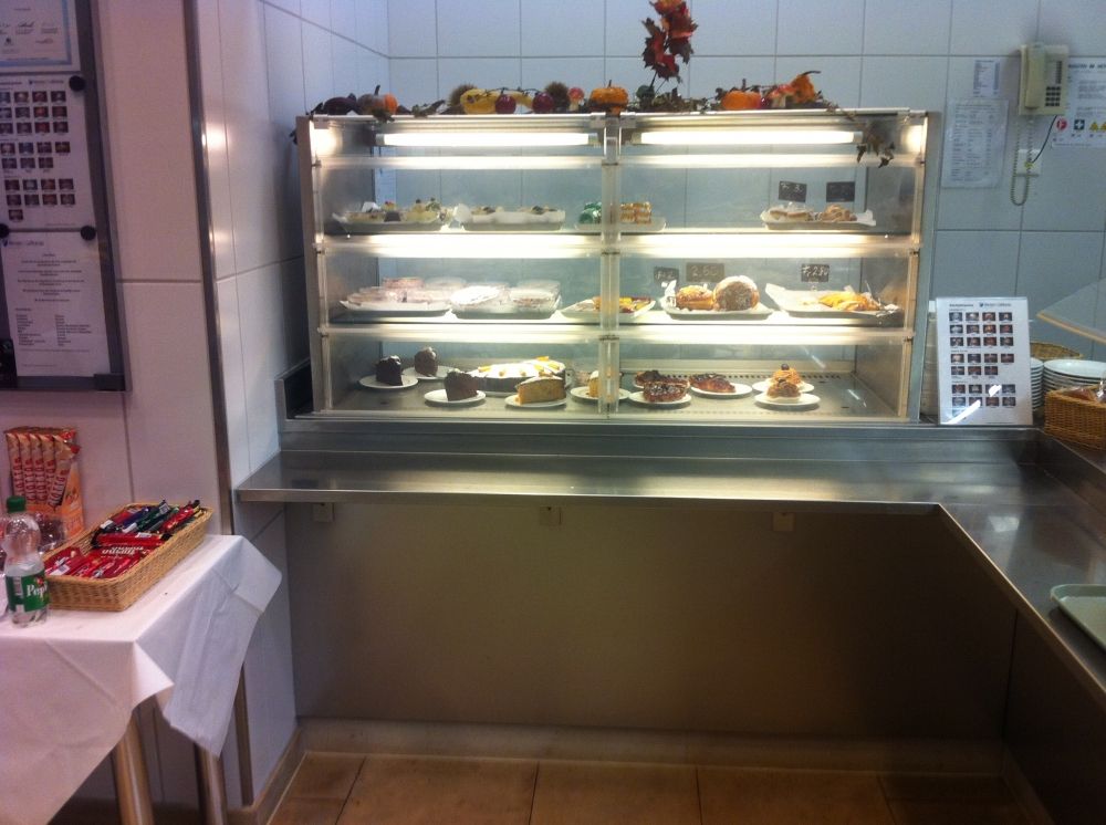 KOL-D, Cafeteria: Die Seblstbedienungstheke (Gebäck) befindet sich links neben der Essensausgabe.