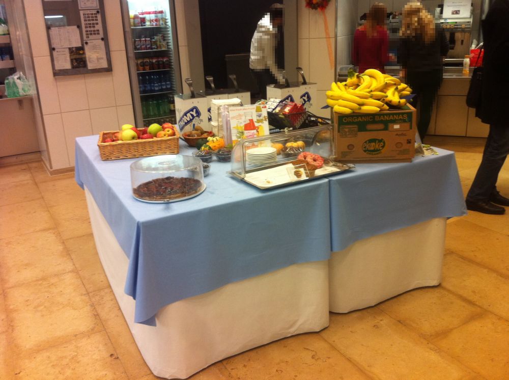 KOL-D, Cafeteria: Der Selbstbedienungstisch (Früchte und Snacks) befindet sich in der Mitte des Raumes.