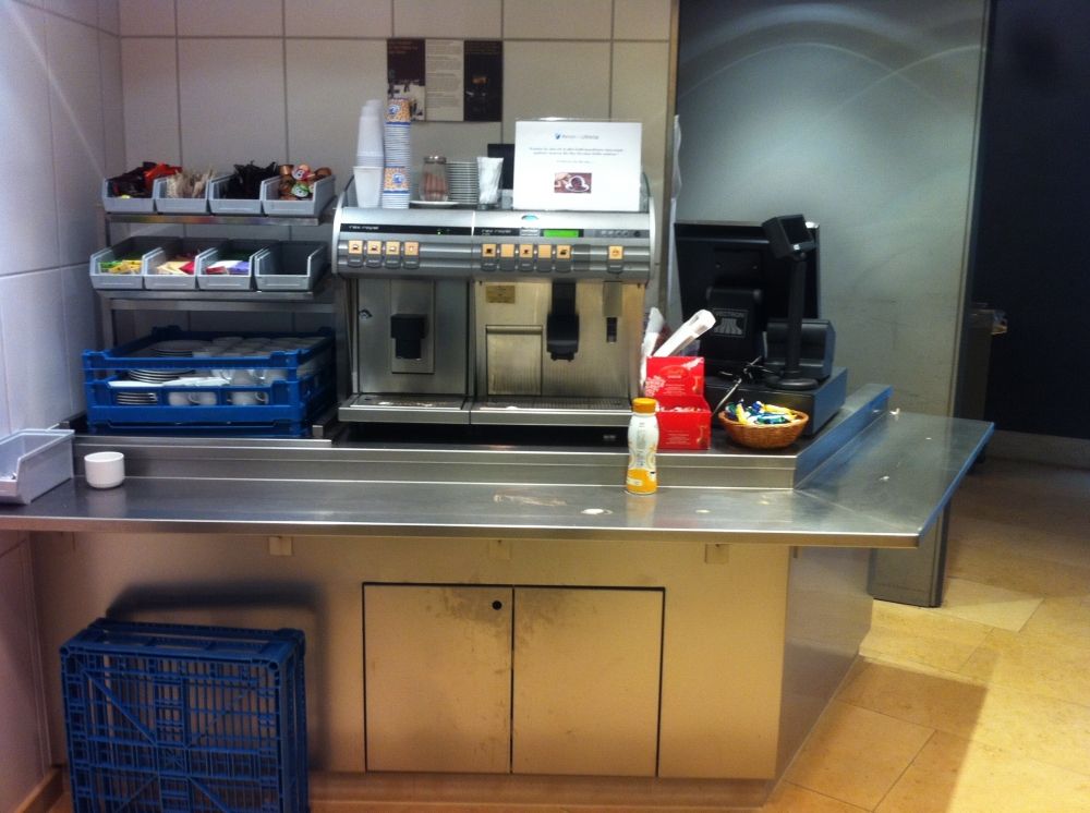 KOL-D, Cafeteria: Kaffeautomat und Kasse (vorne links).