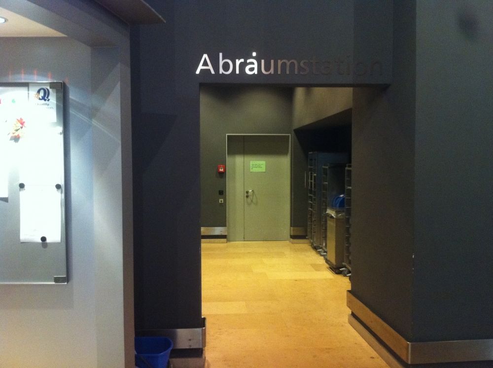 KOL-D, Cafeteria: Grosse Abräumstation (zur Cafeteria blickend, rechts davon).