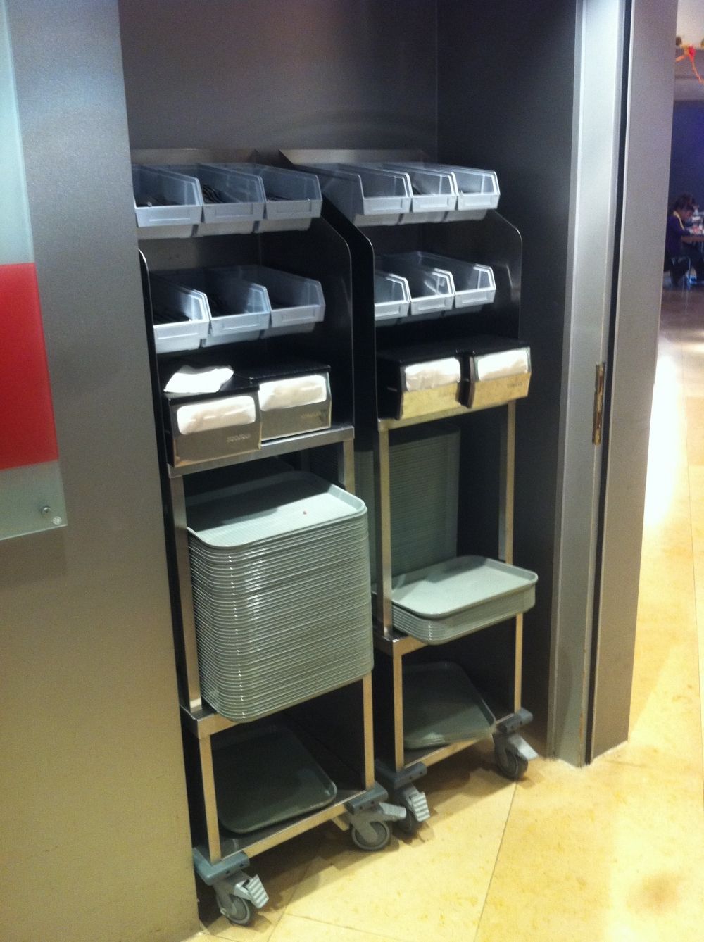 KOL-D, Cafeteria: Besteckbehälter befinden sich direkt vor der Cafeteria.