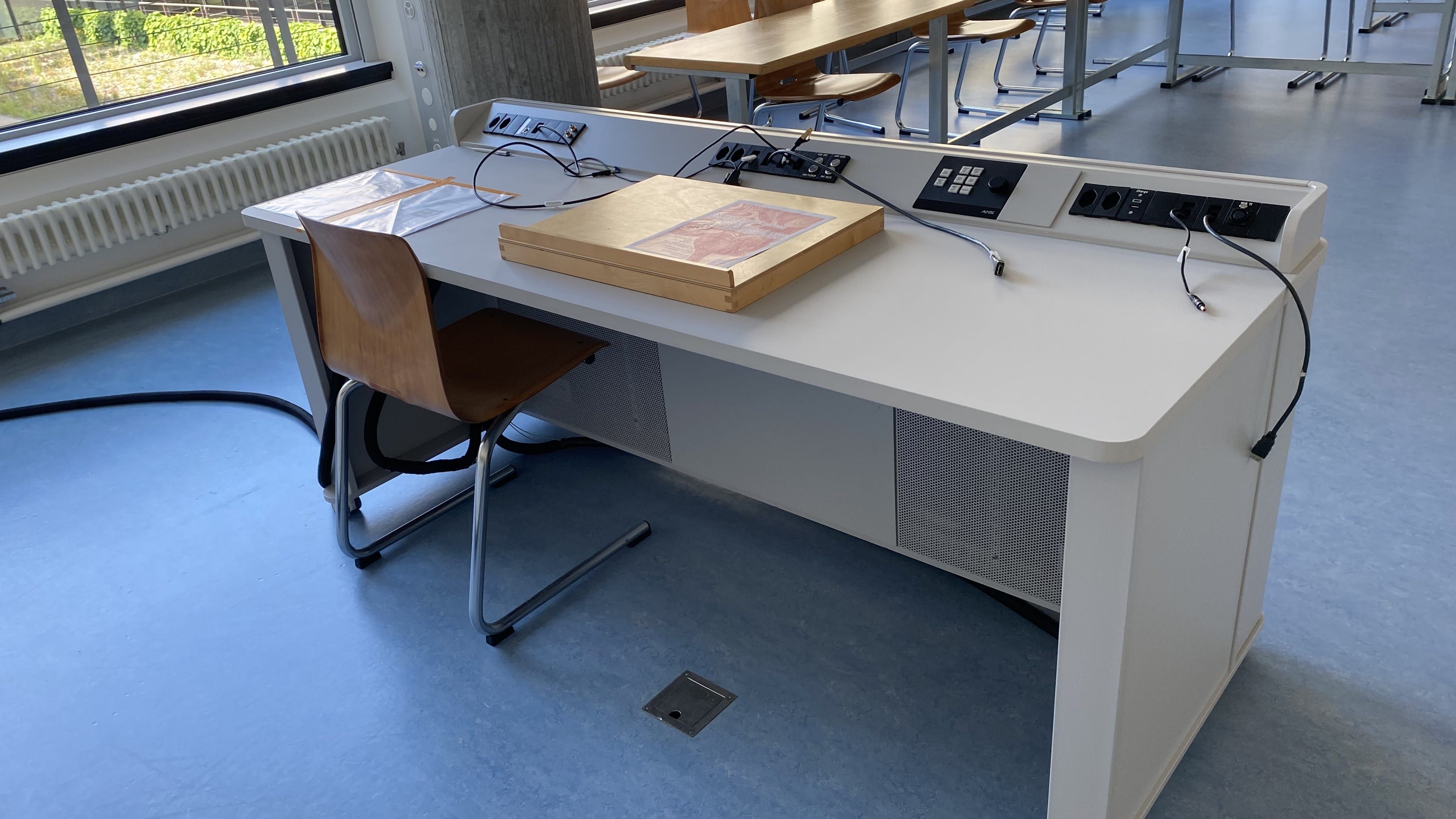 Seminarraum Y55-H-12: Ansicht auf das Dozierendenpult.