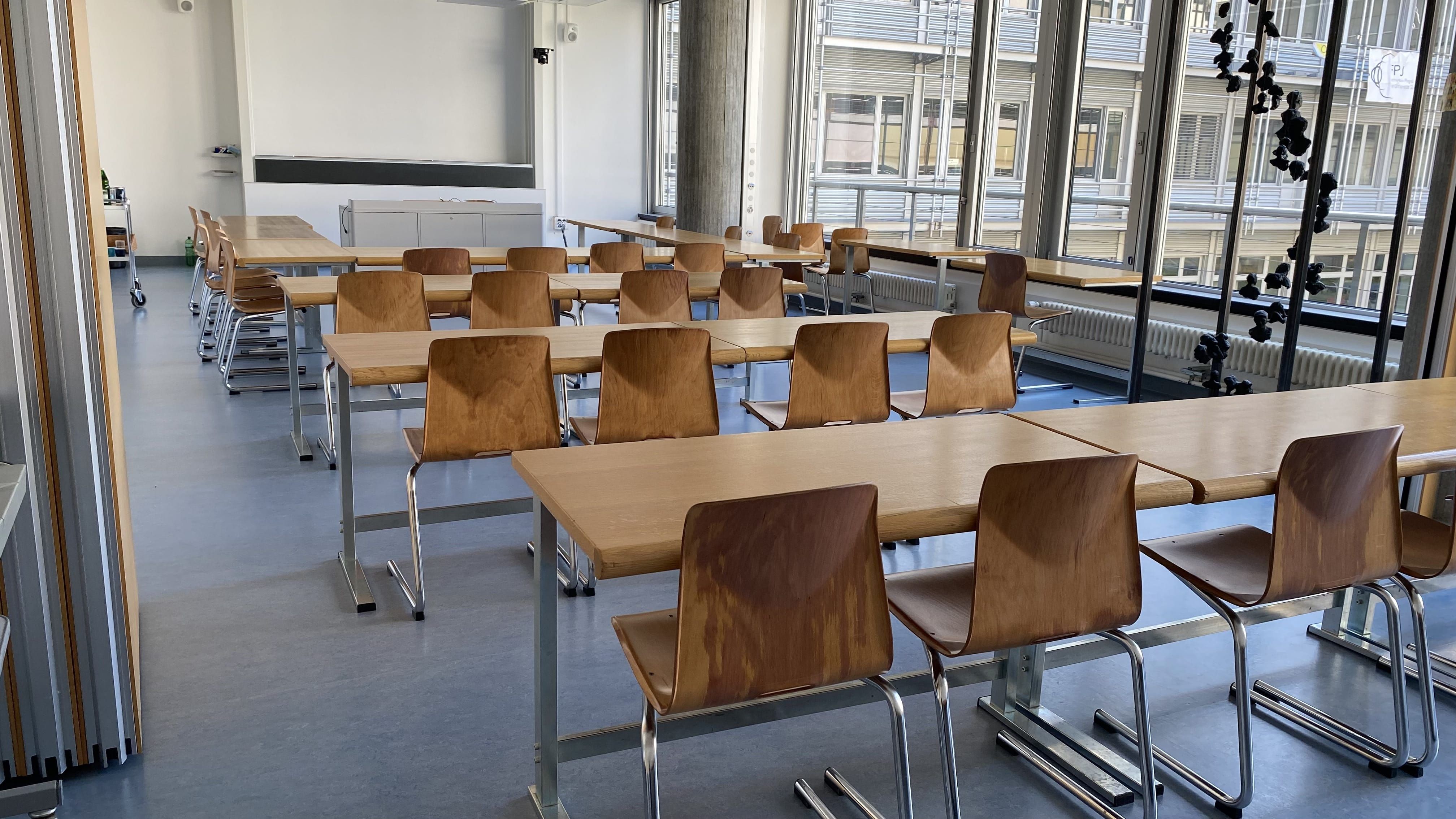 Seminarraum Y55-H-12: Ansicht auf den Raum von der rechten Eingangstür aus zum Dozierendenpult hin.