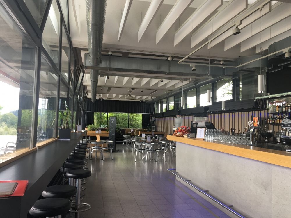 Y00, Stockwerk F: Sicht auf die Sitzmöglichkeiten der Irchelbar. Der Sofabereich befindet sich ganz hinten.