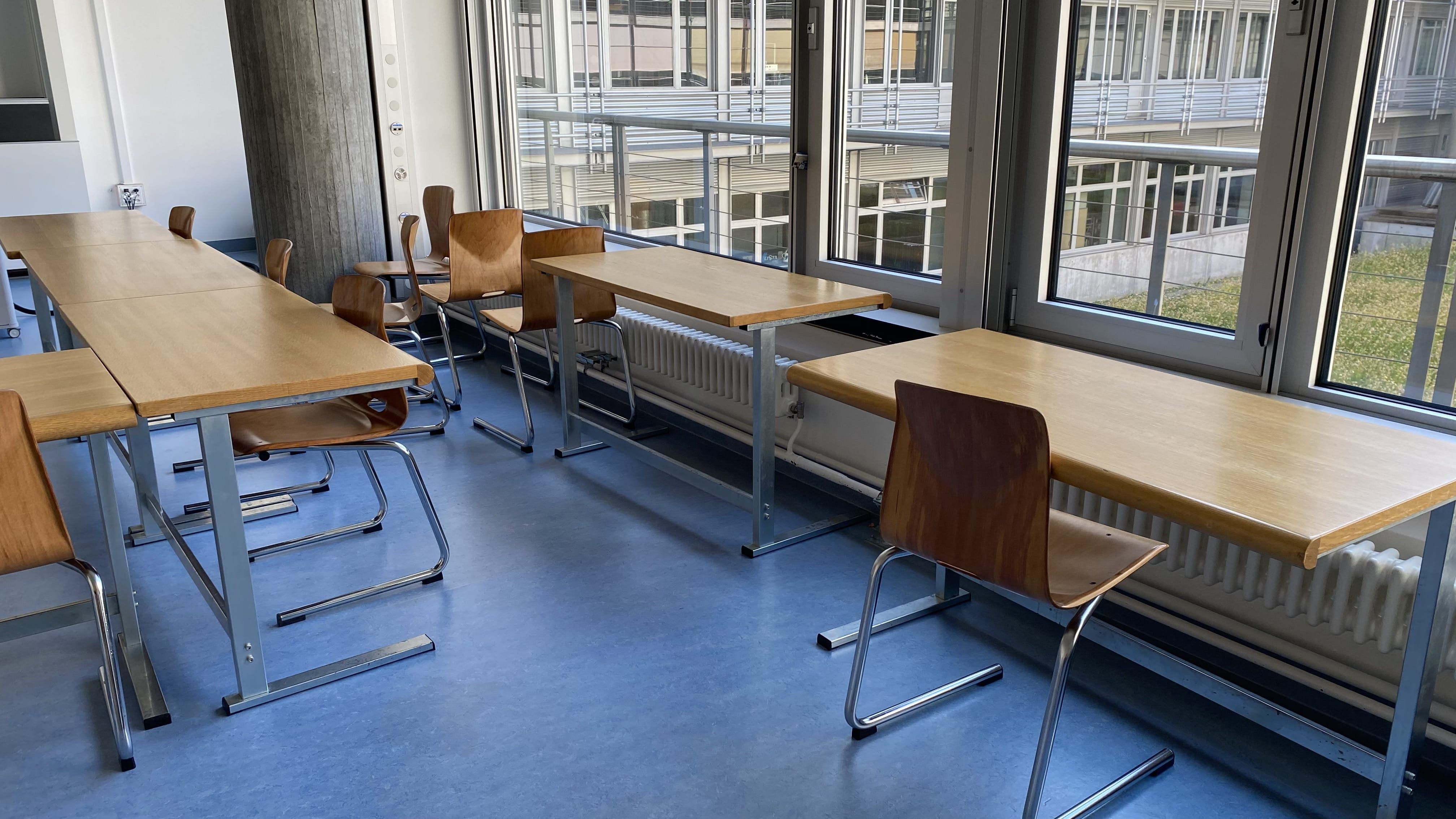 Seminarraum Y55-H-12: Ansicht auf zusätzliche Sitzplätze an der Fensterwand.