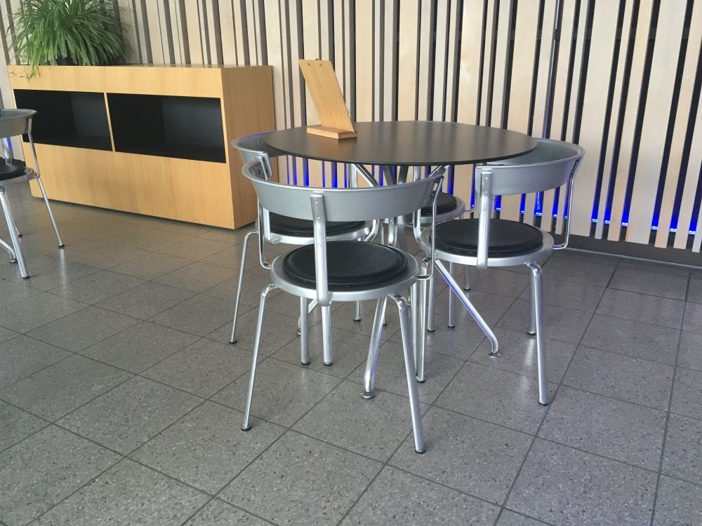 Y00, Stockwerk F: Ein Tisch im ebenerdigen Bereich.
