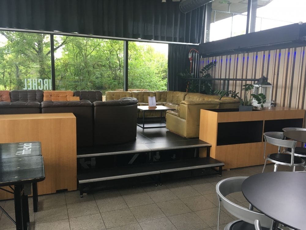 Y00, Stockwerk F: Der Sofabereich mit einer Erhöhung von zwei Treppenstufen.