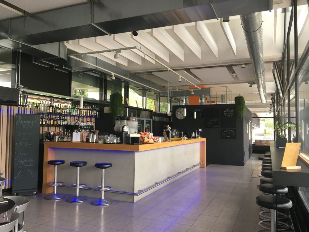 Y00, Stockwerk F: Sicht auf die Bar. Die Toiletten befinden sich nach der Bar in dem schwarz bemalten Abteil.
