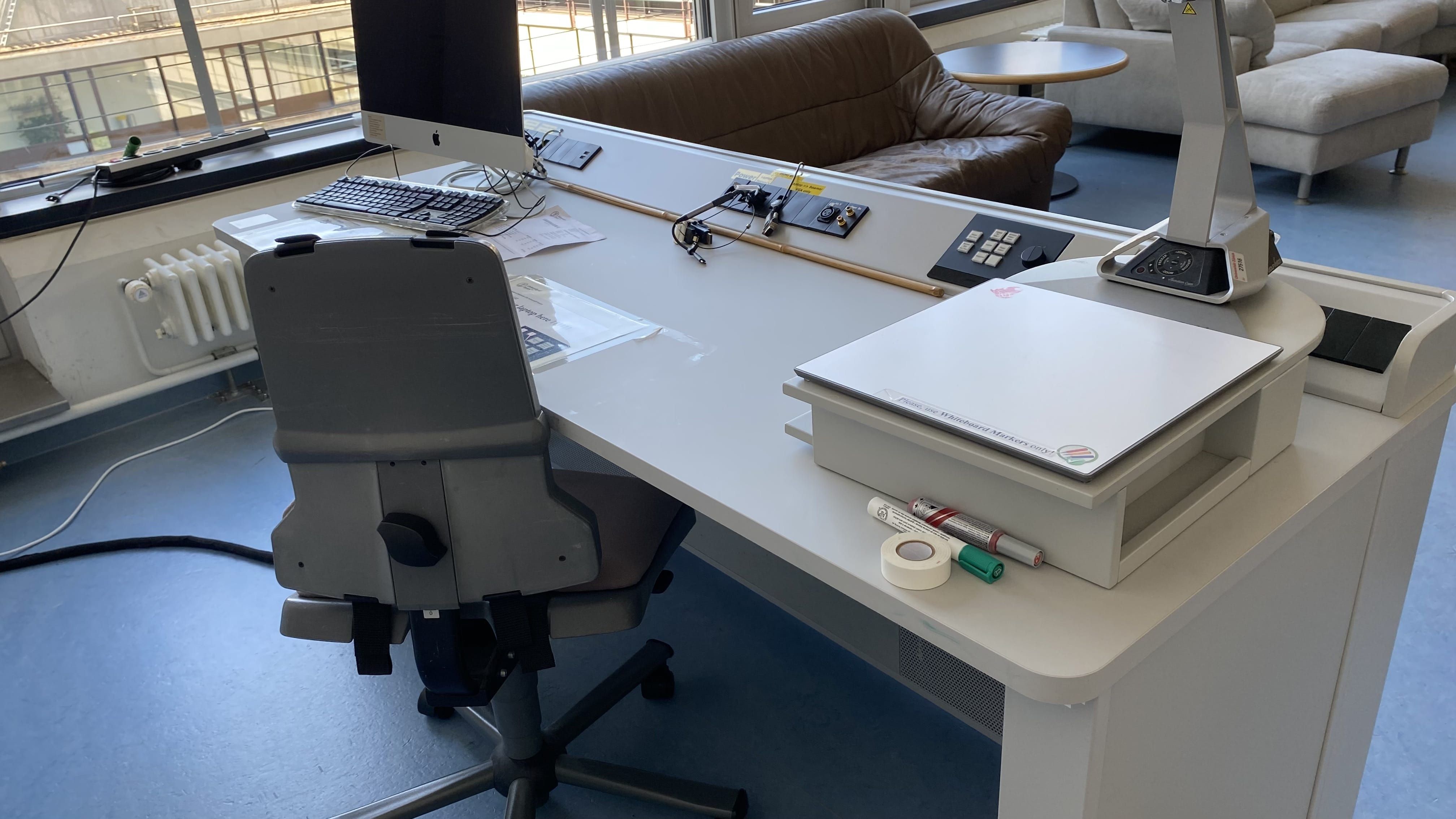 Seminarraum Y55-L-12: Ansicht auf das Dozierendenpult.