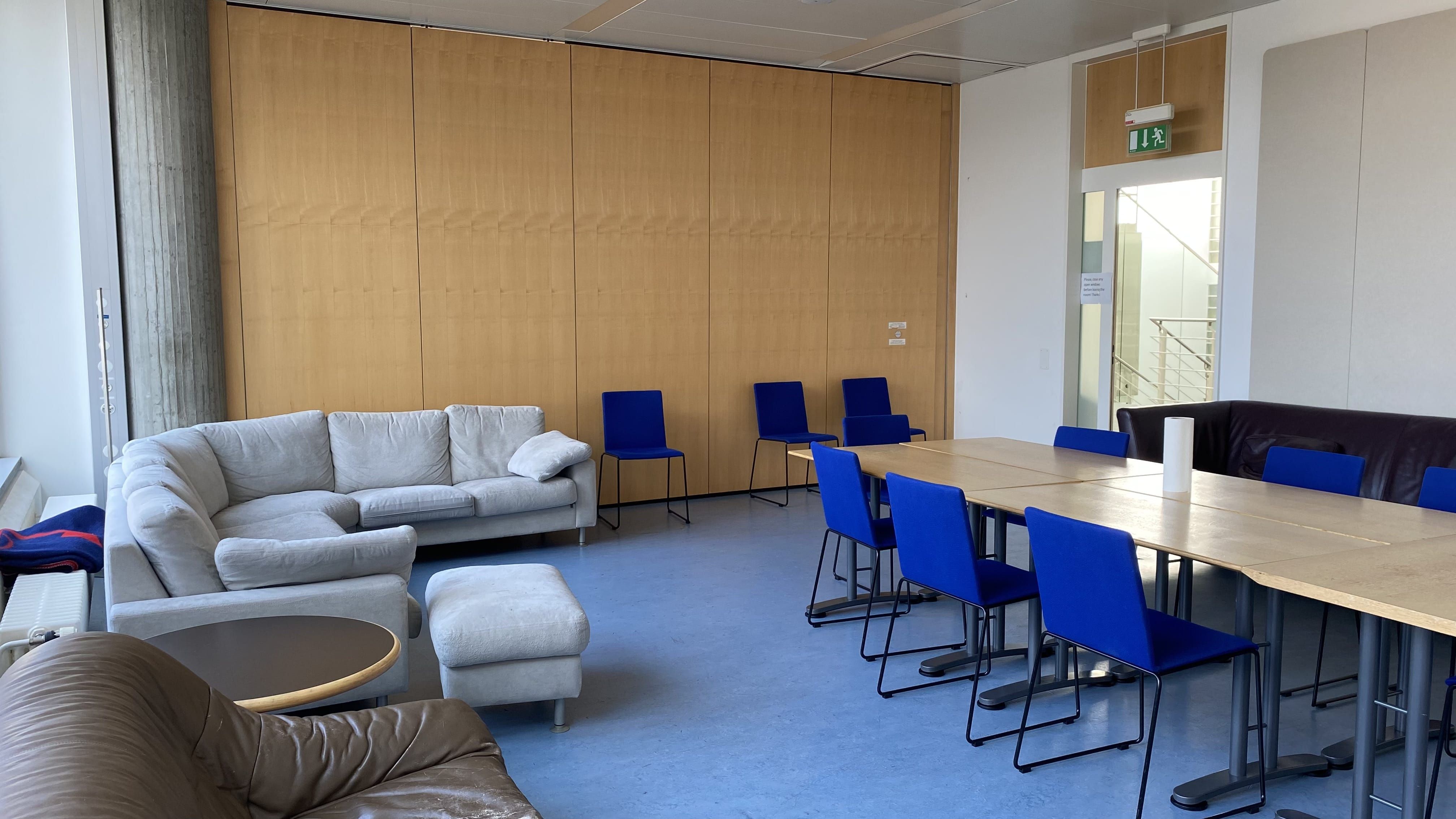 Seminarraum Y55-L-12: Ansicht auf den Raum vom Dozierendenpult aus. Die Eingangstür befindet sich rechts im Bild.