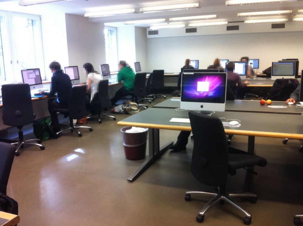 Computer-Arbeitsraum KOL-Da-11: Mac-Arbeitsplätze, nach dem Eingang rechts.