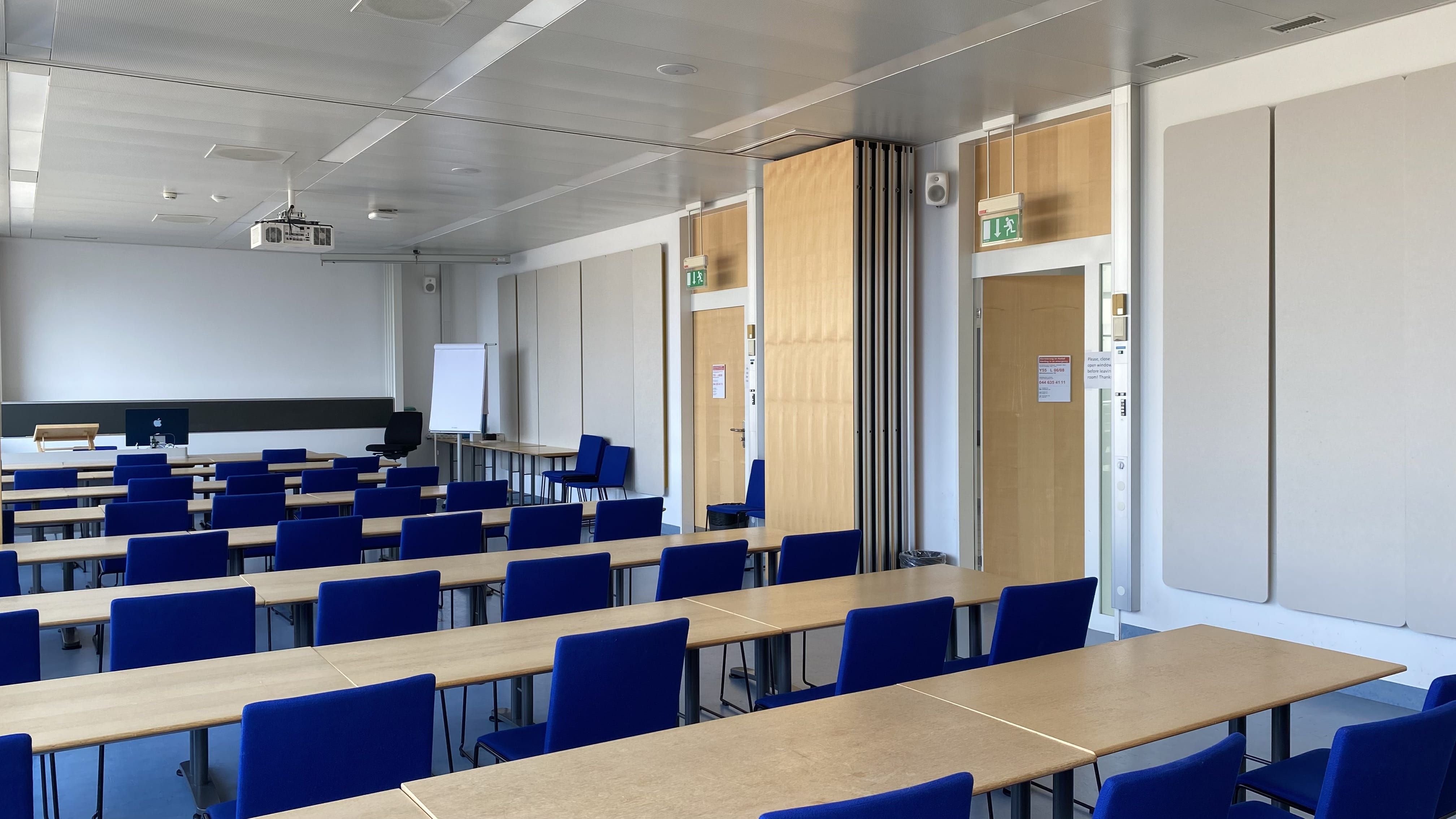 Seminarraum Y55-L-06: Anblick auf die Eingangstüren in den Raum L-06 respektive L-08. Zwischen den Türen befindet sich die Trennwand.