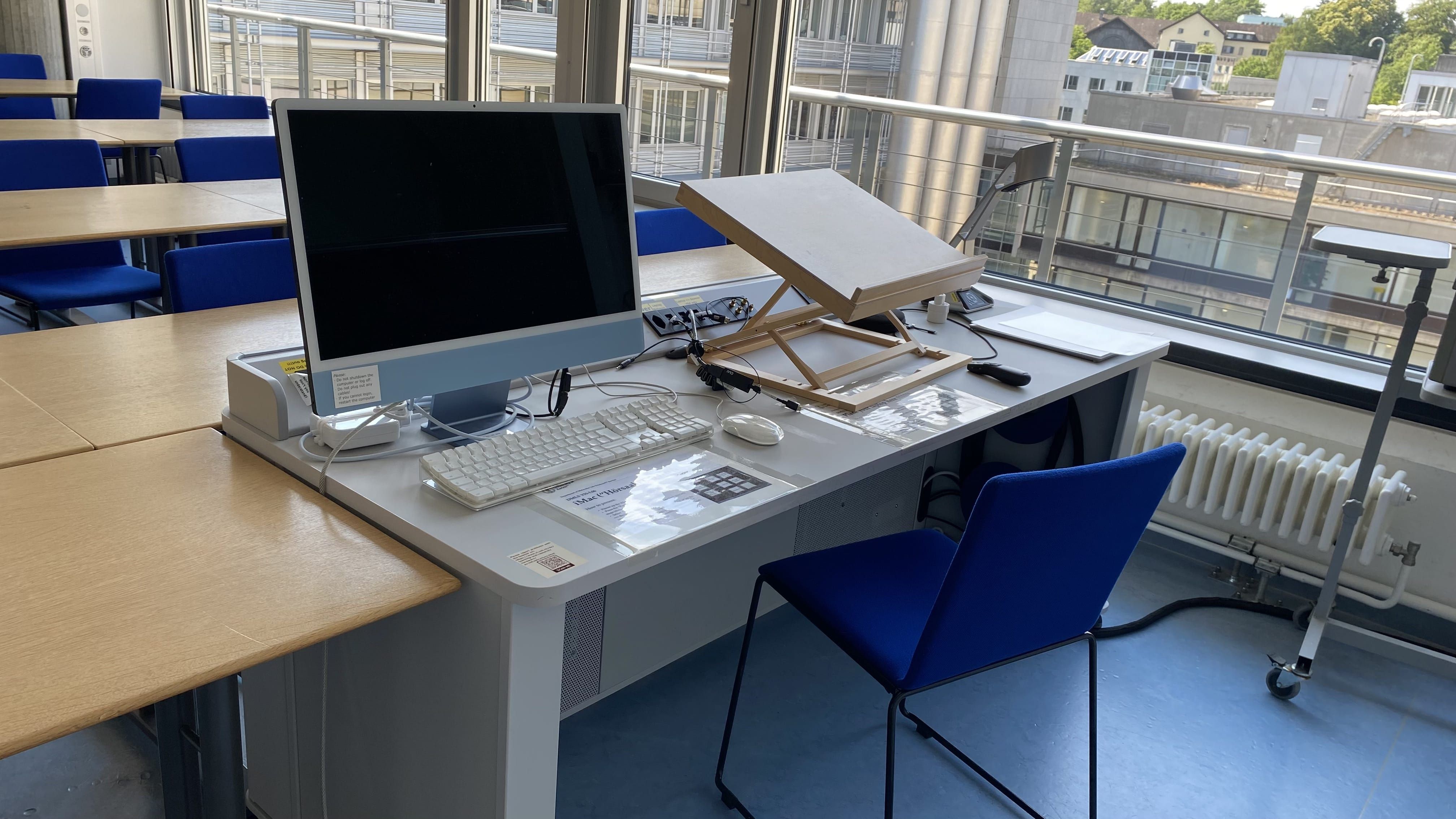 Seminarraum Y55-L-08: Ansicht auf das Dozierendenpult.