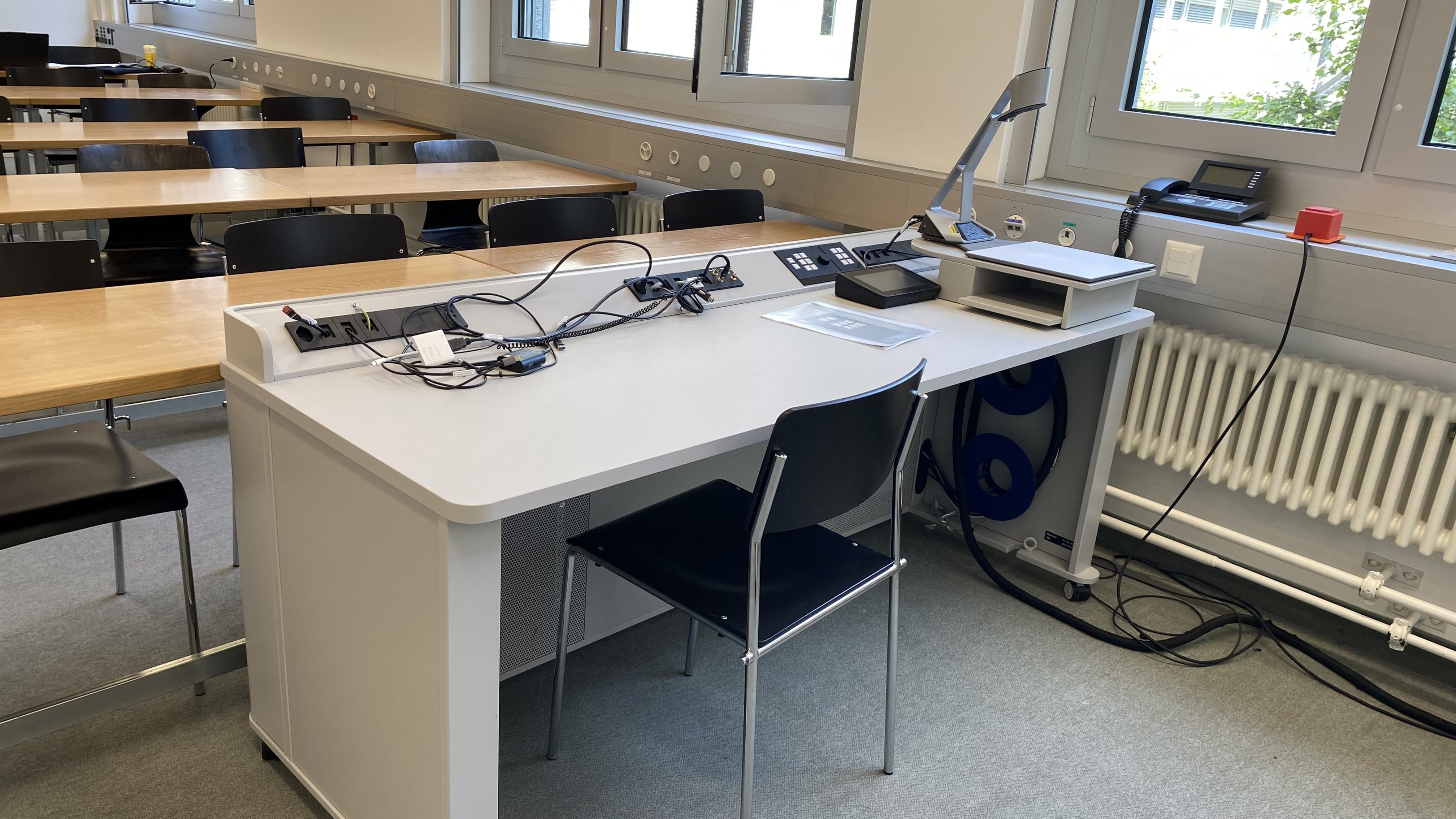 Seminarraum Y17-H-05: Ansicht auf das Dozierendenpult.