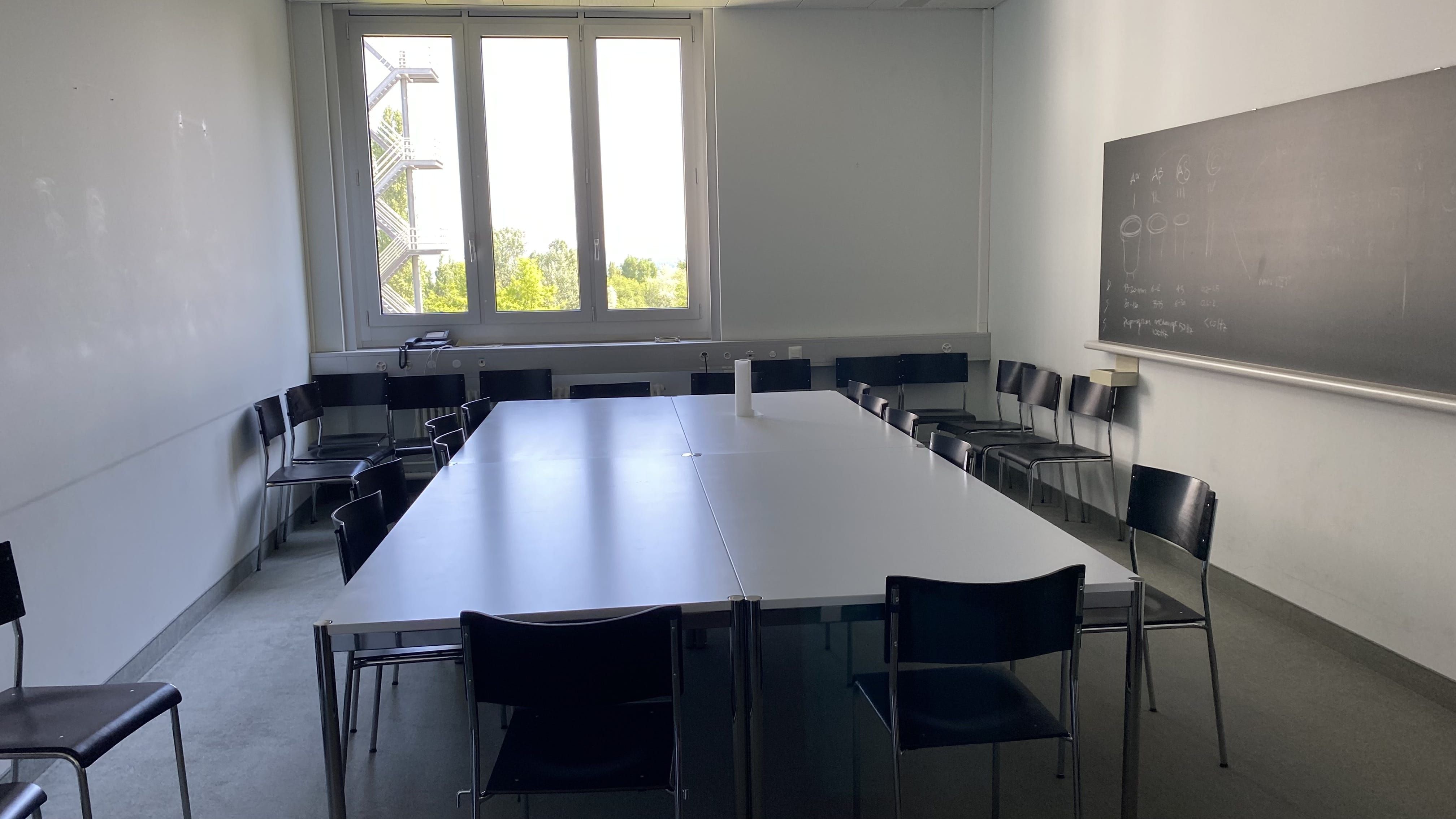Seminarraum Y17-J-05: Ansicht auf den Raum von der Eingangstür aus.