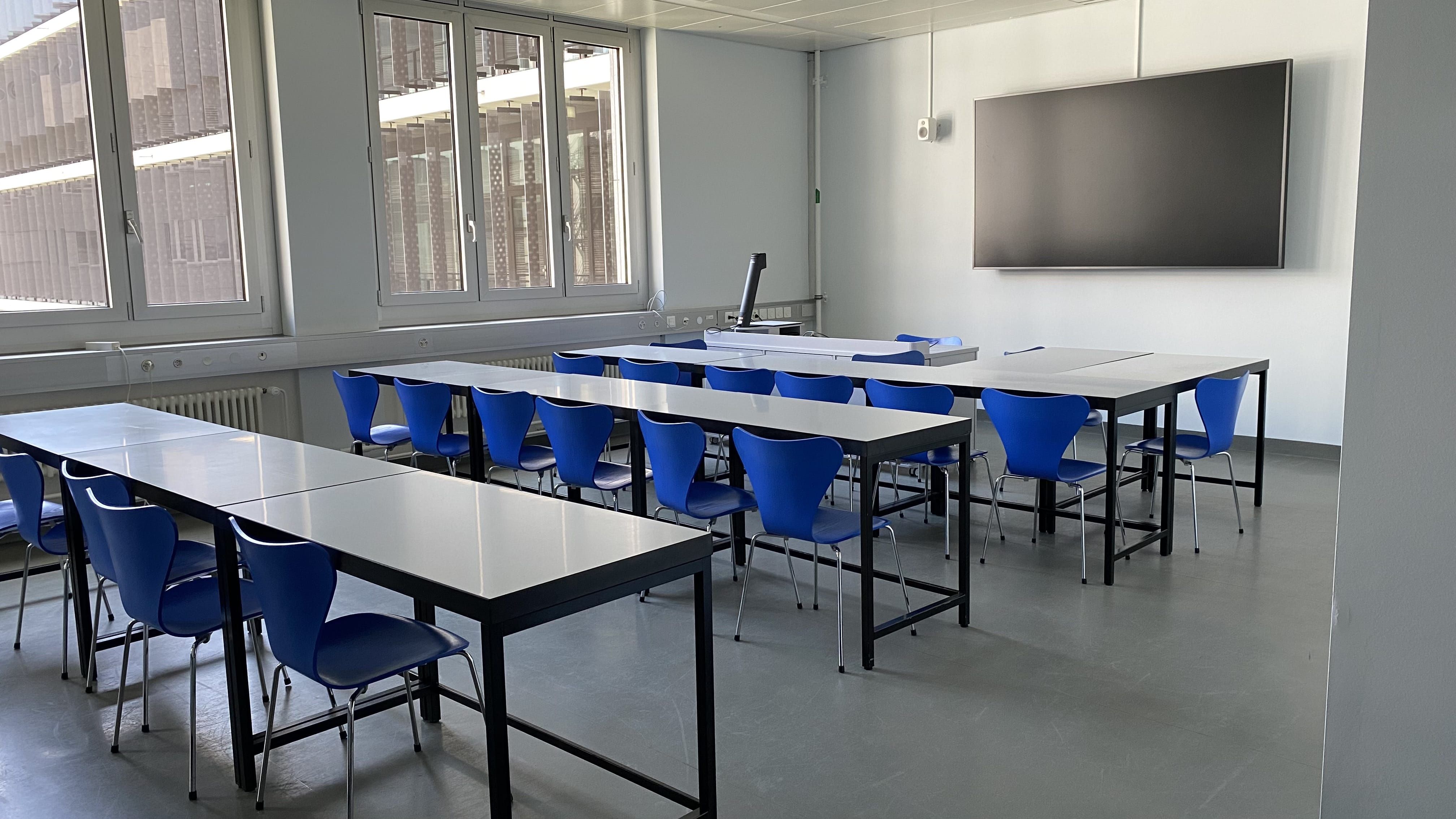 Seminarraum Y17-K-11: Ansicht auf den Raum von der Eingangstür aus.